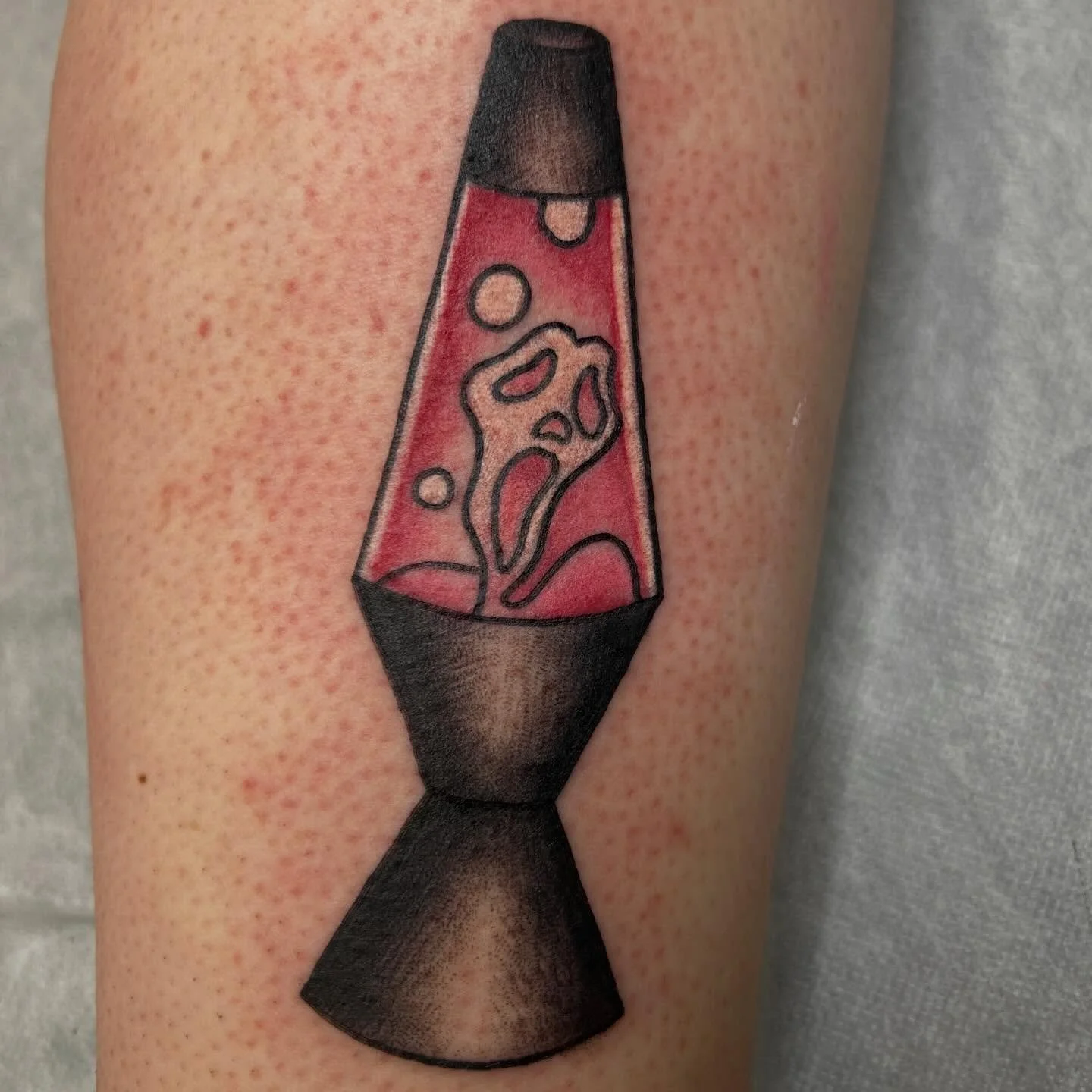 Cool ghost face lava lamp done by @zachary_i_reed 
We&rsquo;re taking walk-ins! 
Here 12-8 
(318)-562-3021☎️