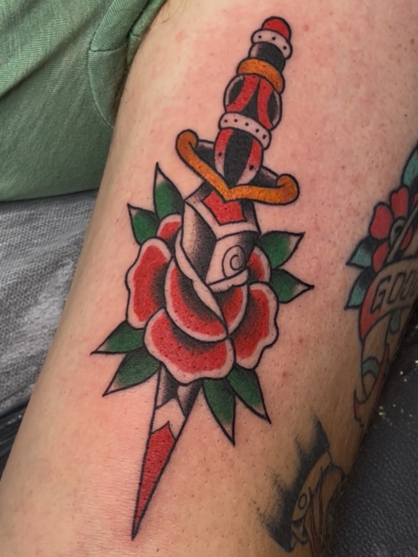 Sweet dagger by @urban_davinci Reach out and make an appointment or come on in for a walk-in! We are here noon to 8pm daily. (318)562-3021

#shreveporttattoo 
#bossiercitytattoo 
#louisianatattoo