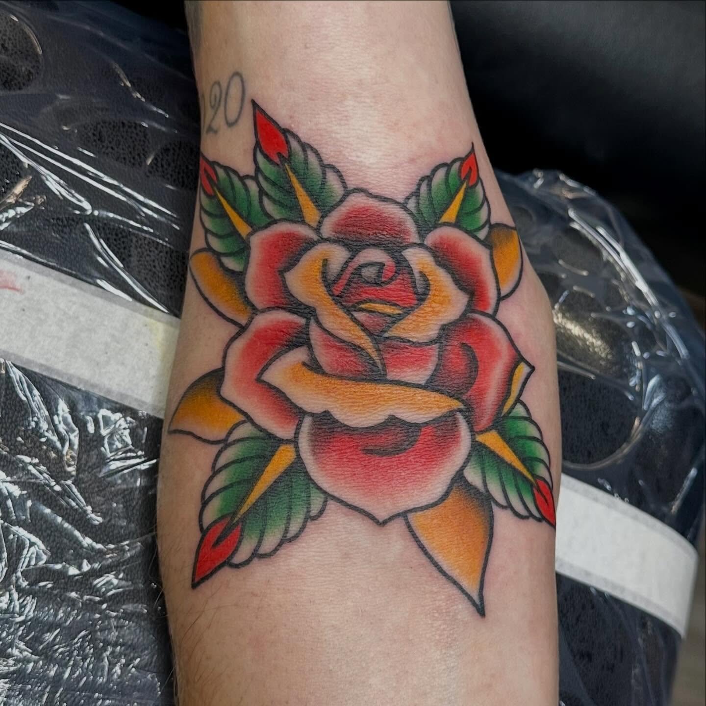 Sweet trad rose done by @zachary_i_reed 
Walk-ins welcome! 
Here 12-8 daily
(318)-562-3021☎️