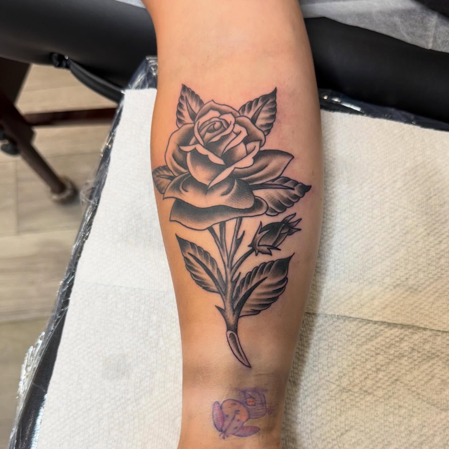 Sweet rose done by @zachary_i_reed 
#blackandgreytattoo #traditionalrose #shreveportla