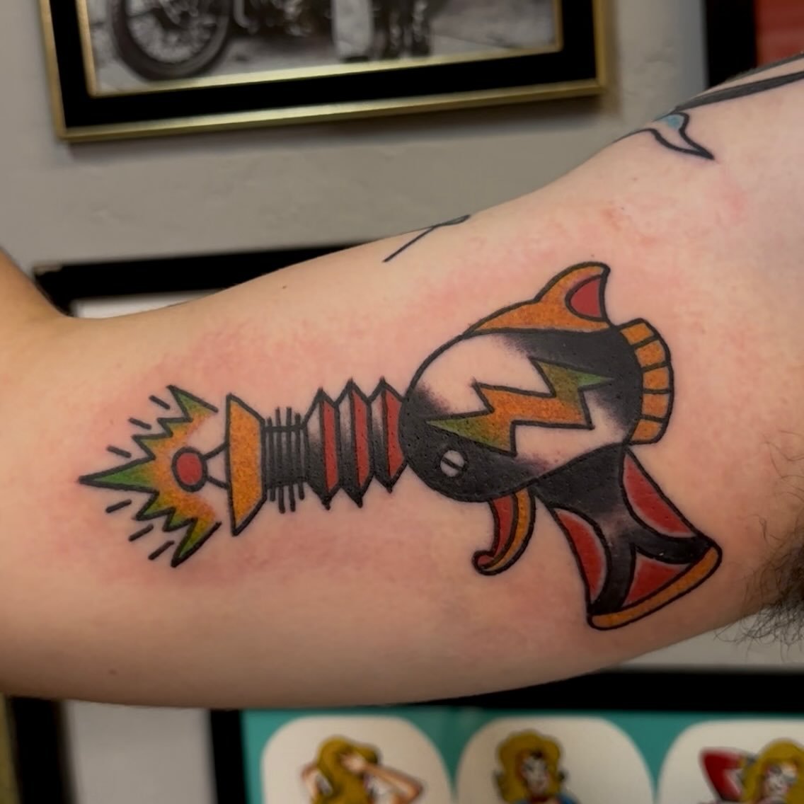 Sweet ray gun done by @shanemccormicktattoos 
Reach out to your favorite artist to get an appointment scheduled! 
Here 12-8 daily
Walk-ins welcome!
(318)-562-3021☎️