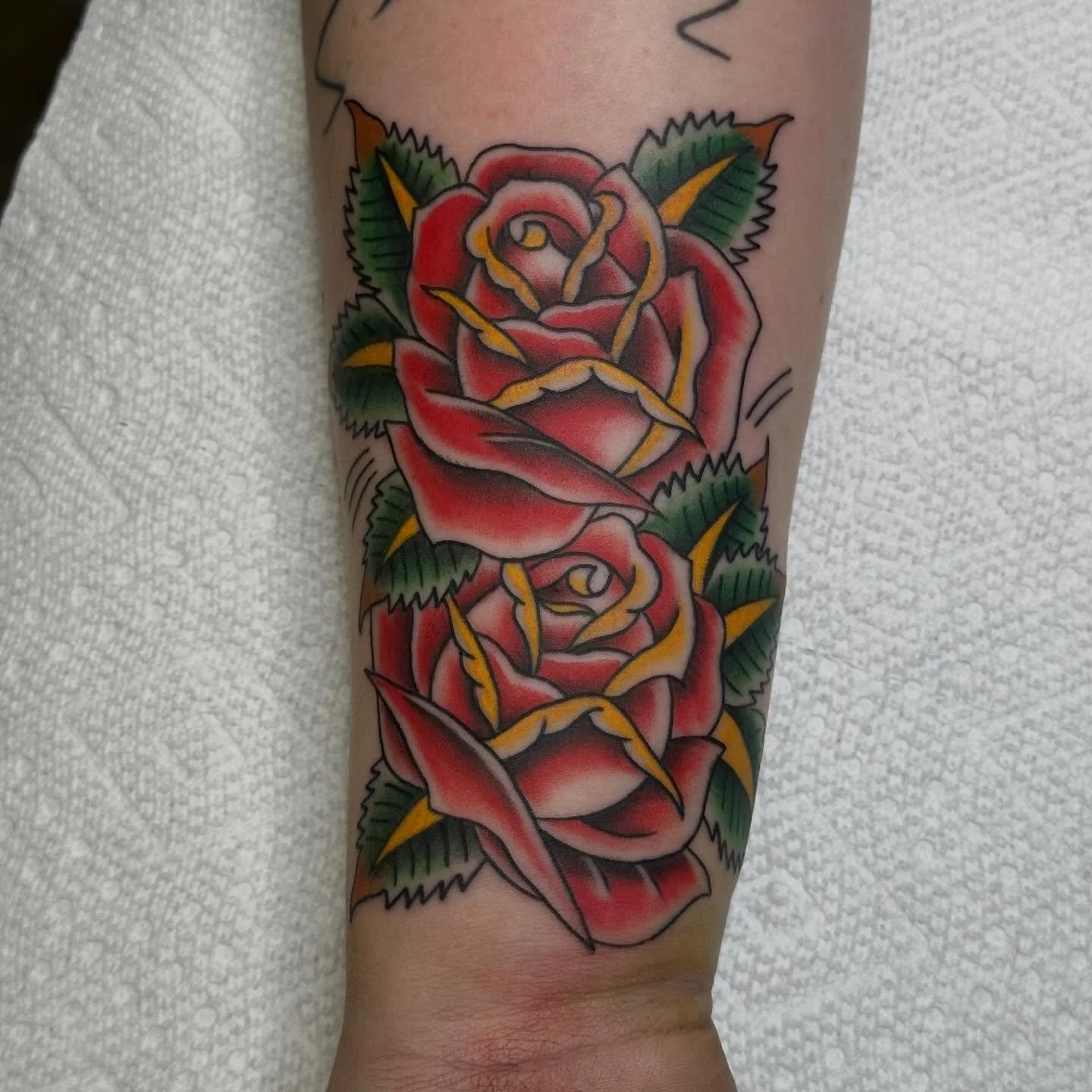 Sick trad roses done by @zachary_i_reed 
Walk-ins welcome! 
Here 12-8 every day of the week!
(318)-562-3021☎️