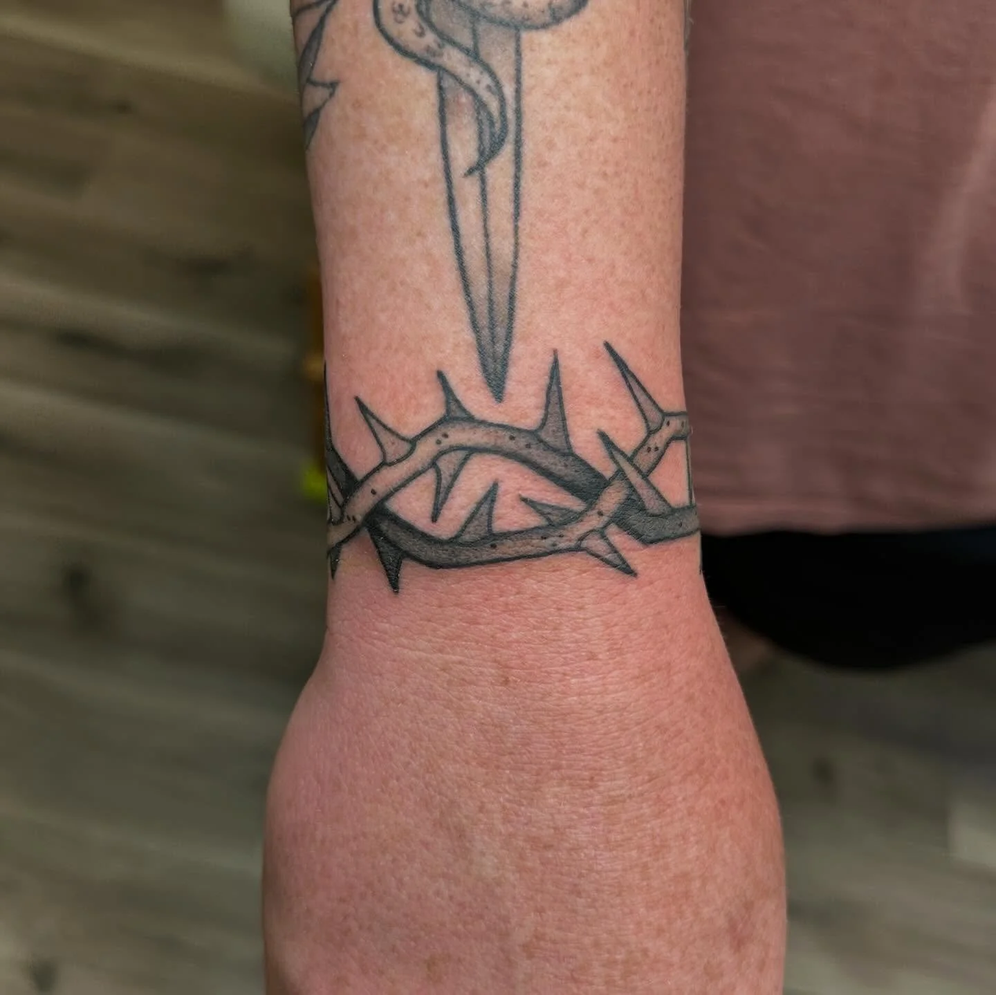 Cool thorn bracelet done by @johnbentrup 
Here 12-8 every day of the week
Come on on! We take walk-ins!
(318)-562-3021☎️