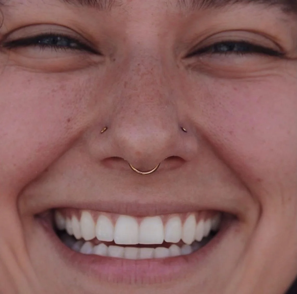 Solid 14k gold everything for this nose setup by @darby.pokes