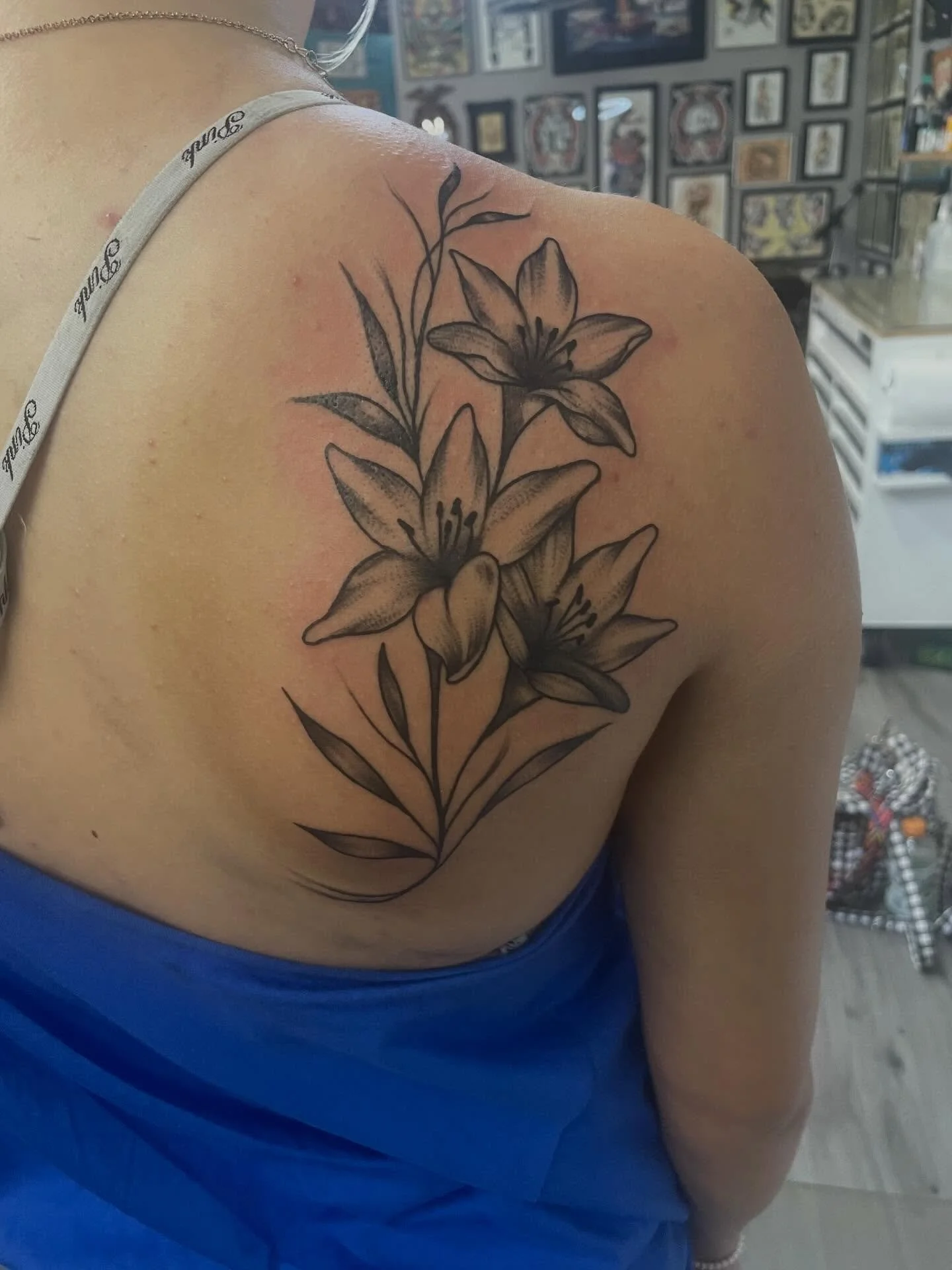 Check out these lilys @cashusclay35_ did! 
thinking about getting a tattoo? we got you! 
we're here all week with walk in availability! 
stop in or give us a call (318)562-3021☎️
#shreveportla #flowertattoo #thisisyoursign