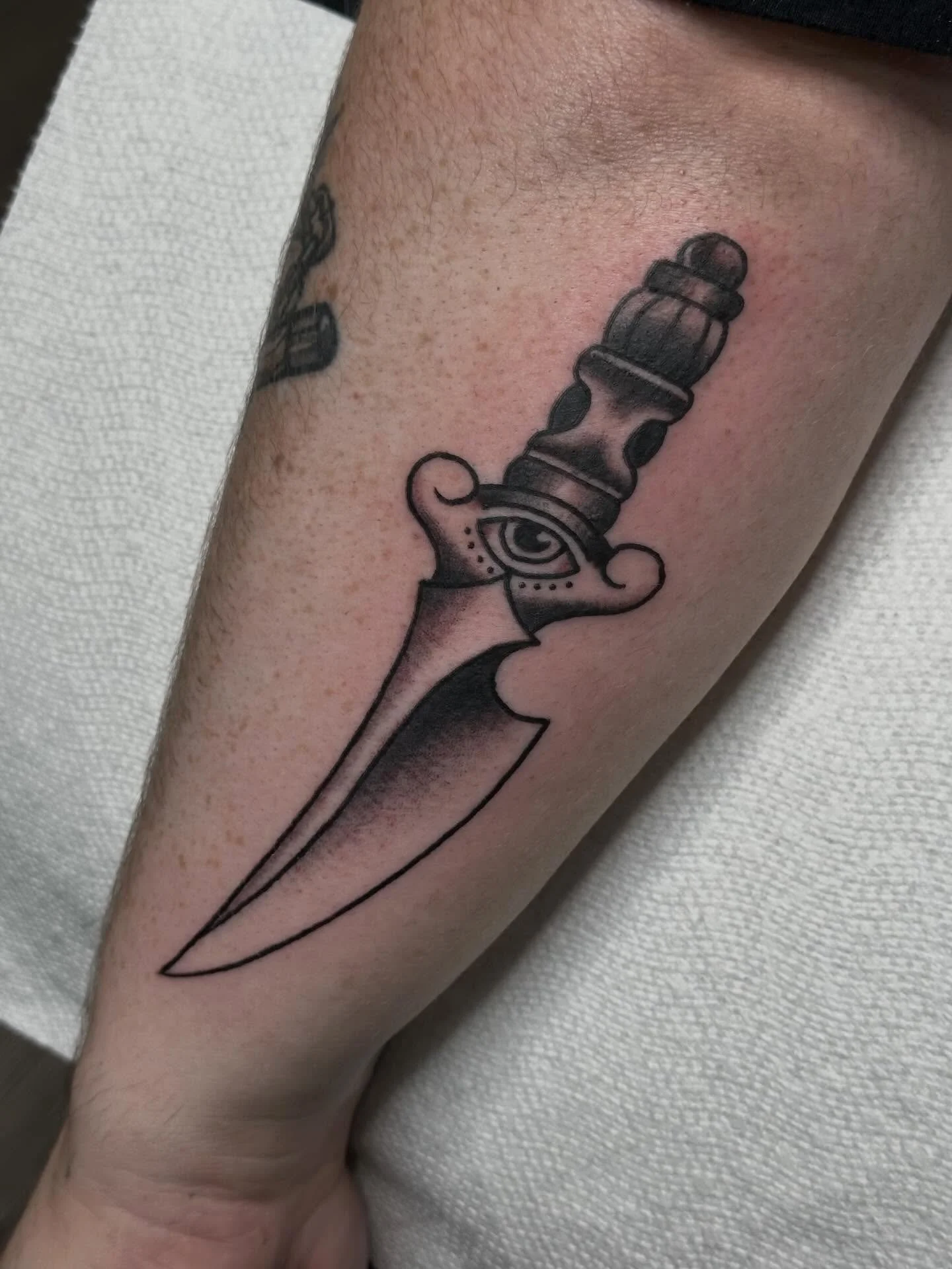 Sweet dagger done by @shanemccormicktattoos 
#americantraditionaltattoo #blackandgreytattoo #shreveportla