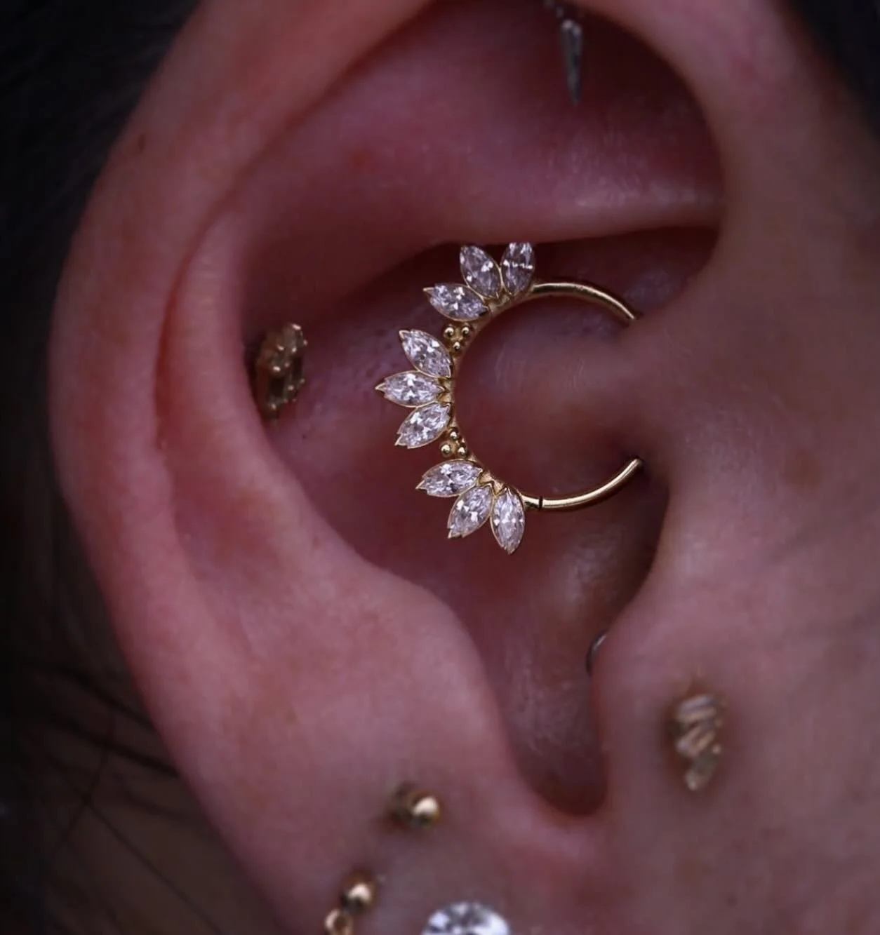 &lsquo;Sedona&rsquo; in solid 18k gold with marquise cut gemstones for this Daith piercing
Schedule an appointment for your piercing online! or simply walk-in! 
(318)-562-3021☎️