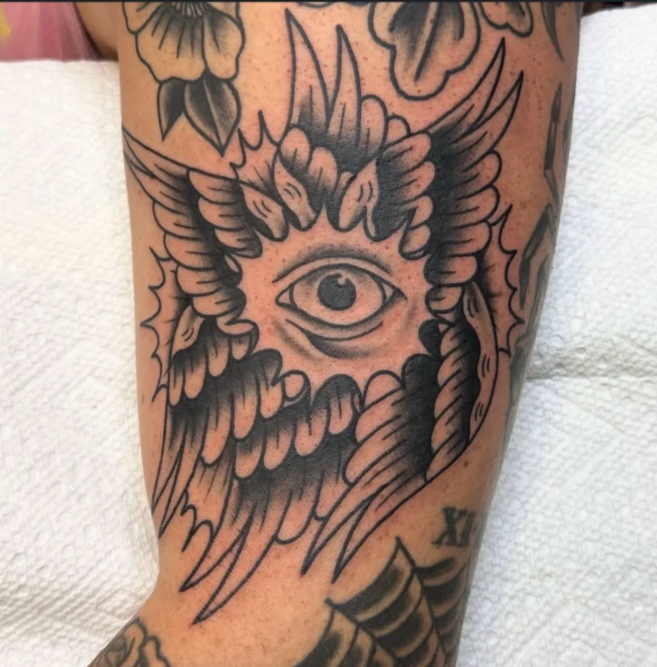 Super cool seraphim gap filler done by @jeffpatterson_tattoo 
#americantraditionaltattoo #blackandgreytattoo #shreveportla