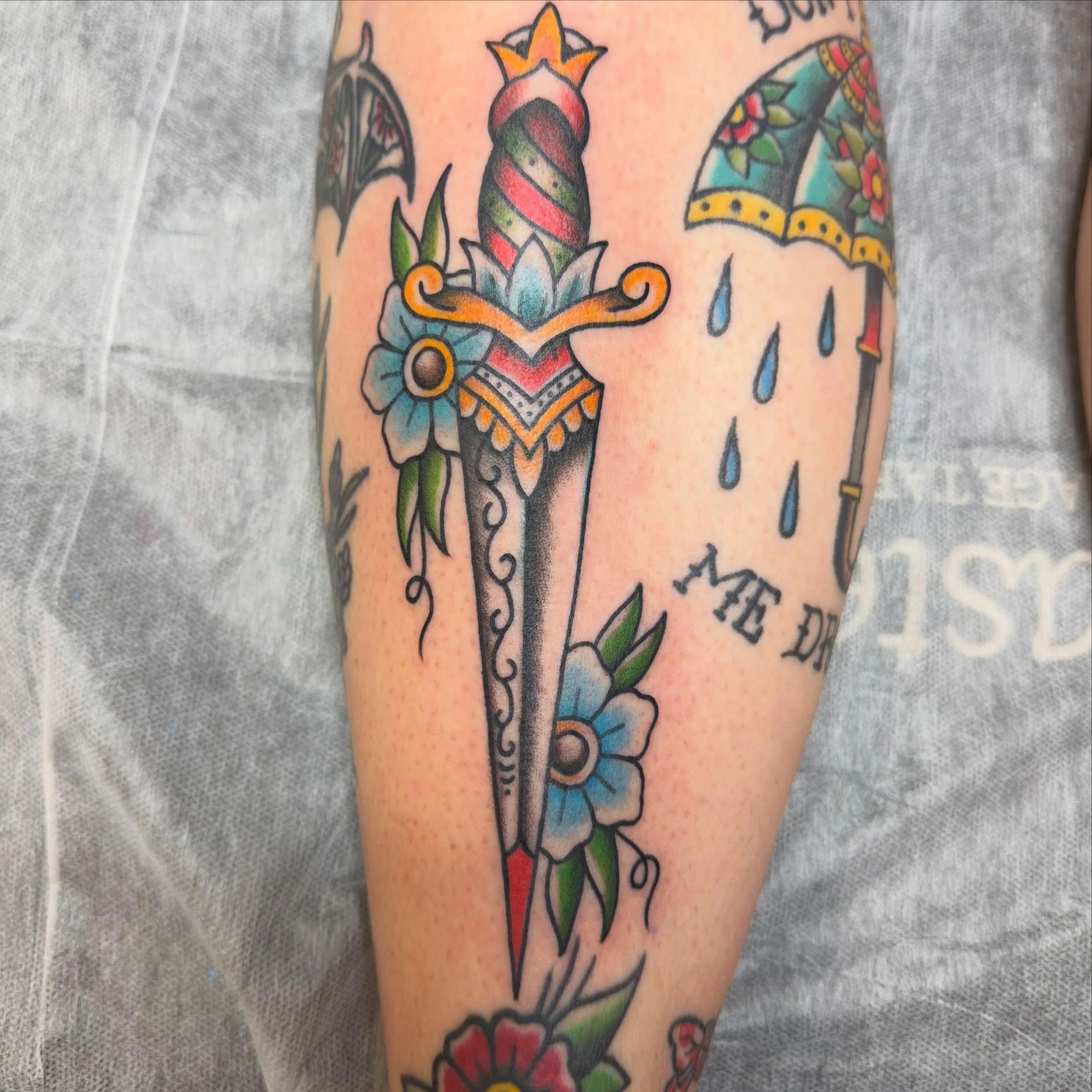 Check out this sick dagger done by @zachary_i_reed 
#americantraditionaltattoo #coloredtattoo #shreveportla