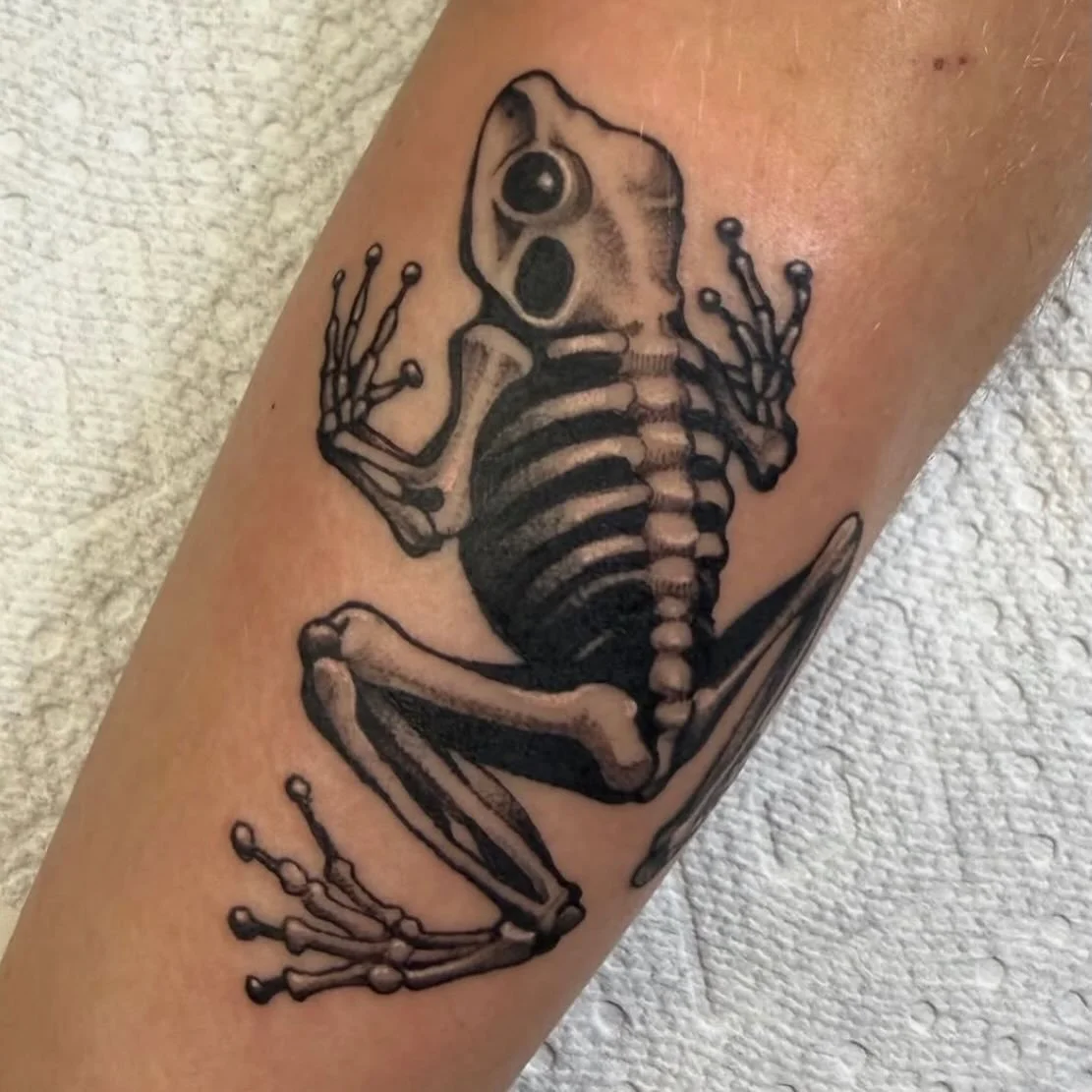 🐸 here&rsquo;s a cool one from @urban_davinci 
Walk-ins welcome!
Or reach out to your favorite artist to get an appointment scheduled!
Here 12-8
See ya soon!
(318)-562-3021☎️
