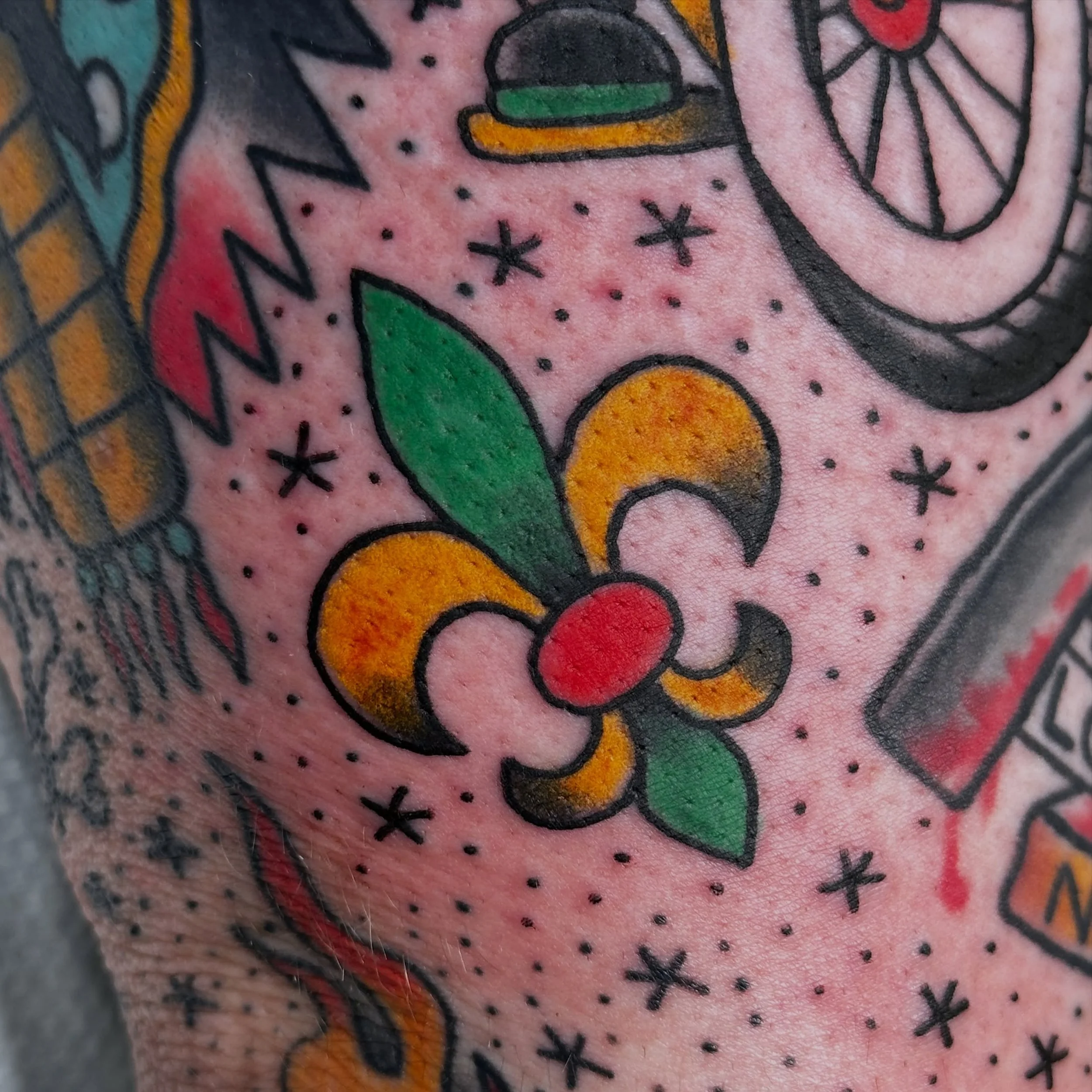 Lil gap filla by @shanemccormicktattoos 
Come on by &mdash; big or small, color or b&amp;g &mdash; we got you! (318)562-3021