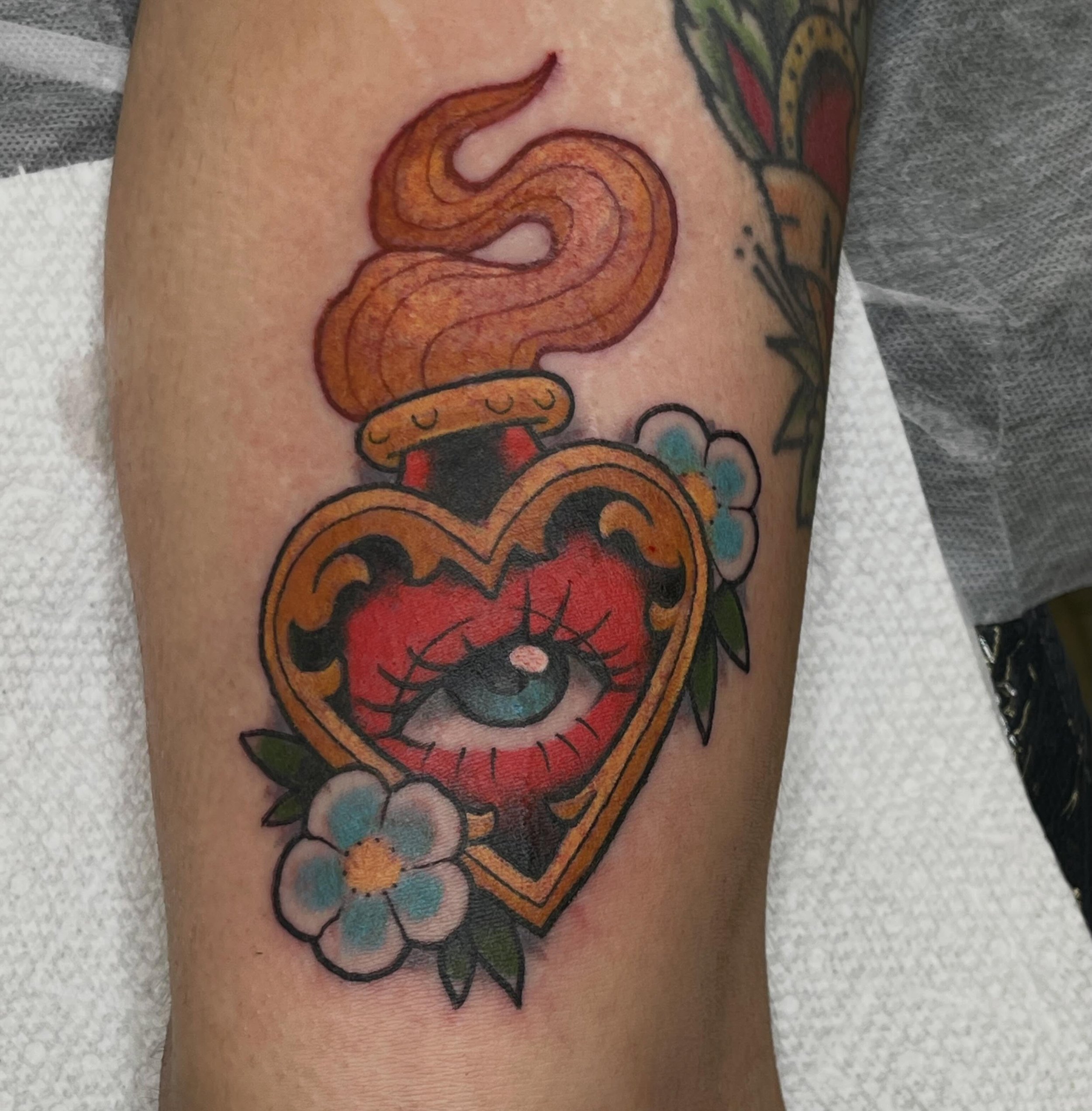 Super sick sacred heart done by @urban_davinci 
#sacredhearttattoo #coloredtattoo #shreveportla