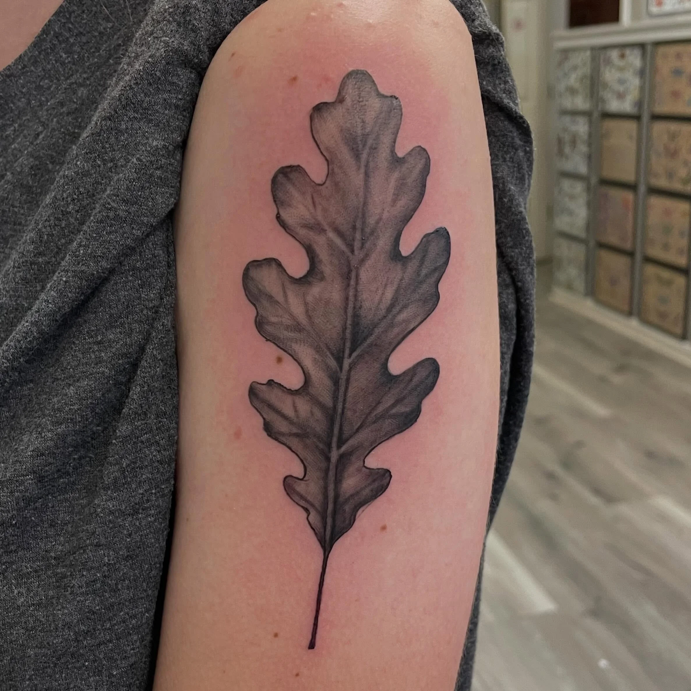 Oak leaf to signify strength done by @cashusclay35_ 
Reach out to your fav artist to get an appointment scheduled!
Walk-ins also welcome
Here 12-8 daily !
(318)-562-3021☎️