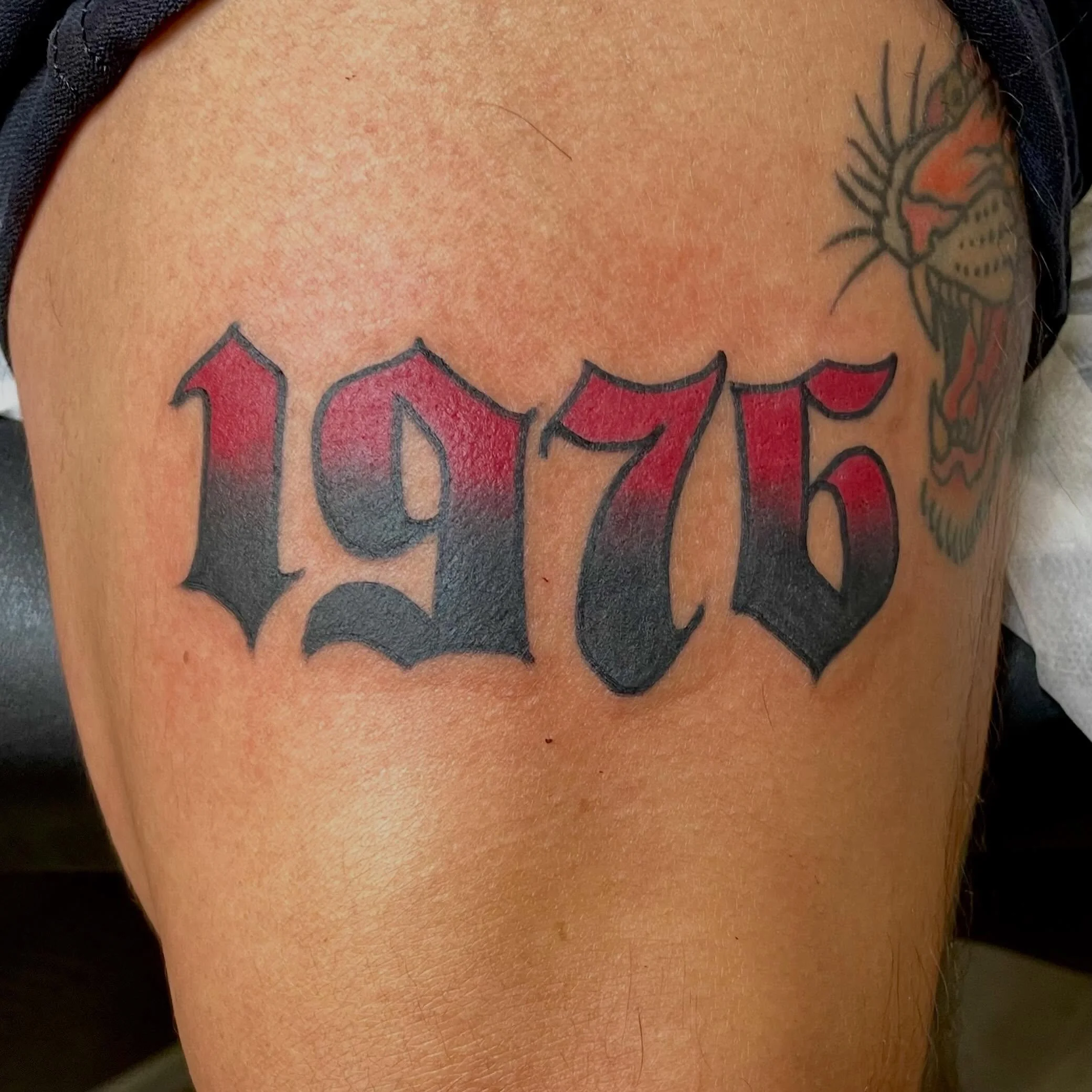 Moms birth year done by @cashusclay35_ 
Walk-ins welcome!
Here 12-8 daily!
See ya soon
(318)-562-3021☎️