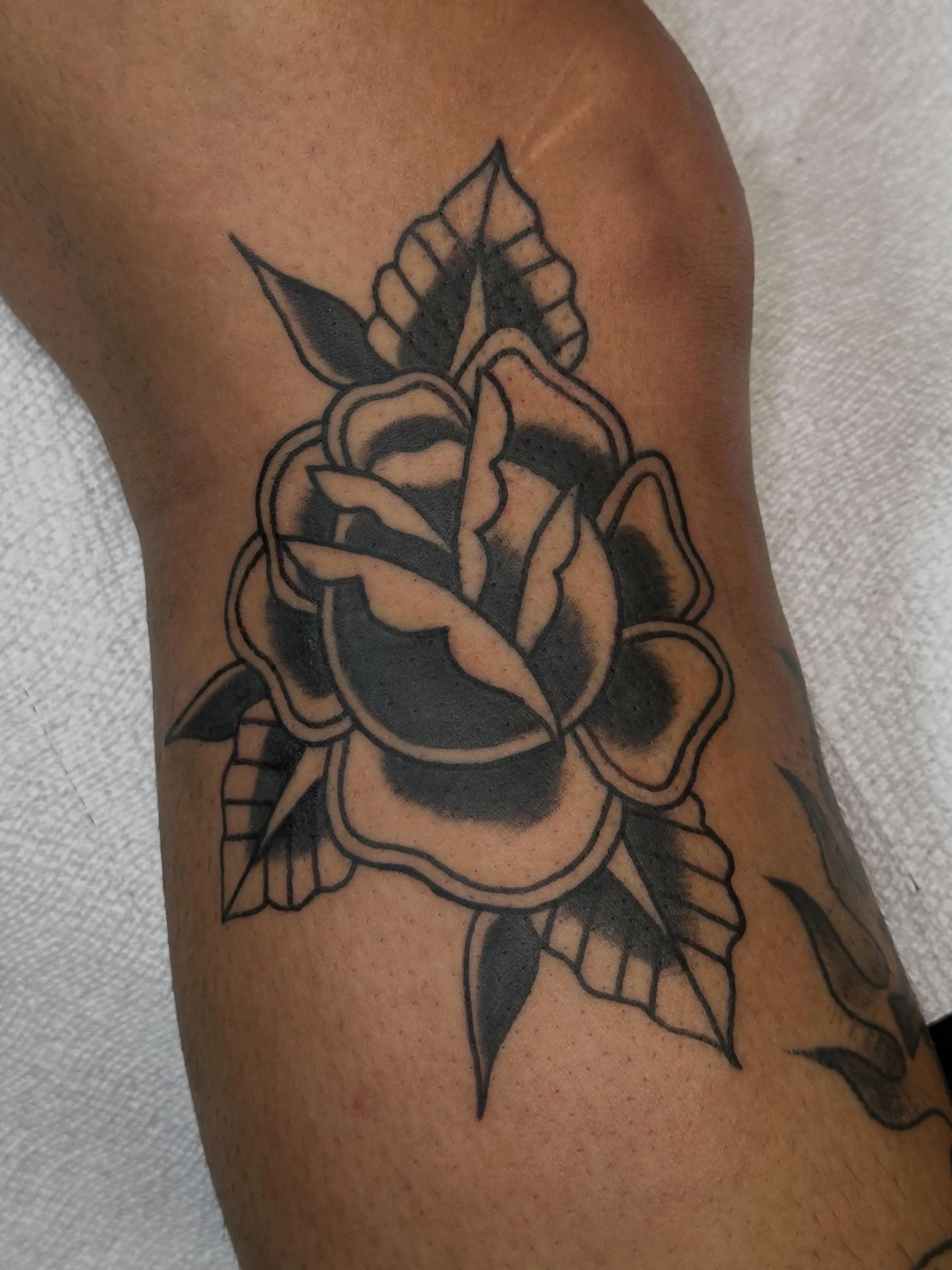 Sweet black and grey rose done by @shanemccormicktattoos 
walk-ins welcome!
Here 12-8 daily
(318)-562-3021☎️
