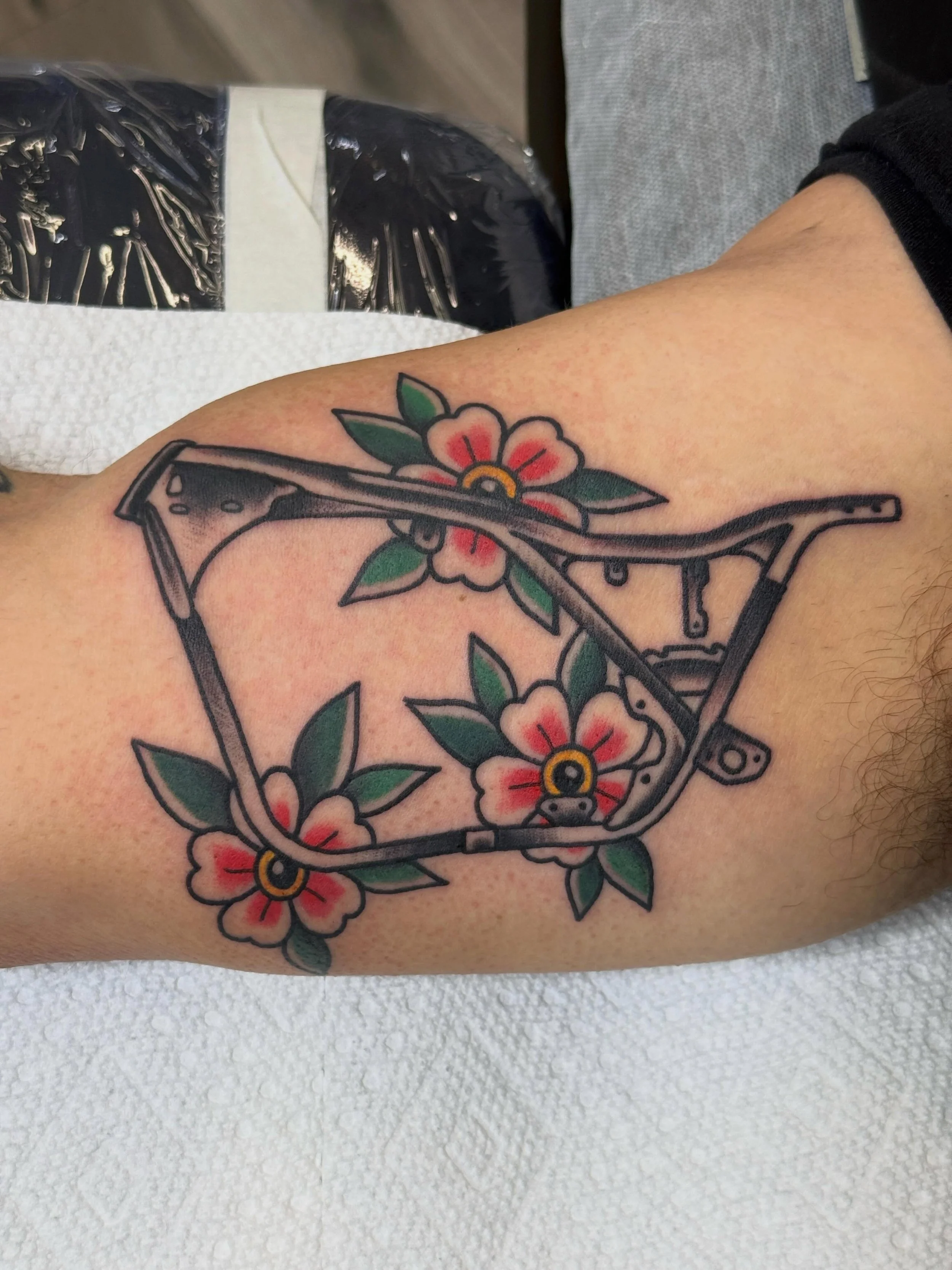 Here&rsquo;s a rad one by @jeffpatterson_tattoo 
Walk-ins welcome!
Here 12-8 daily
see ya soon!
(318)-562-3021☎️