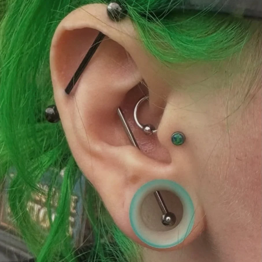 Vertical titanium industrial done by @darby.pokes 
Book an appointment online! 
Or simply walk-in
here 12-8
(318)-562-3021☎️