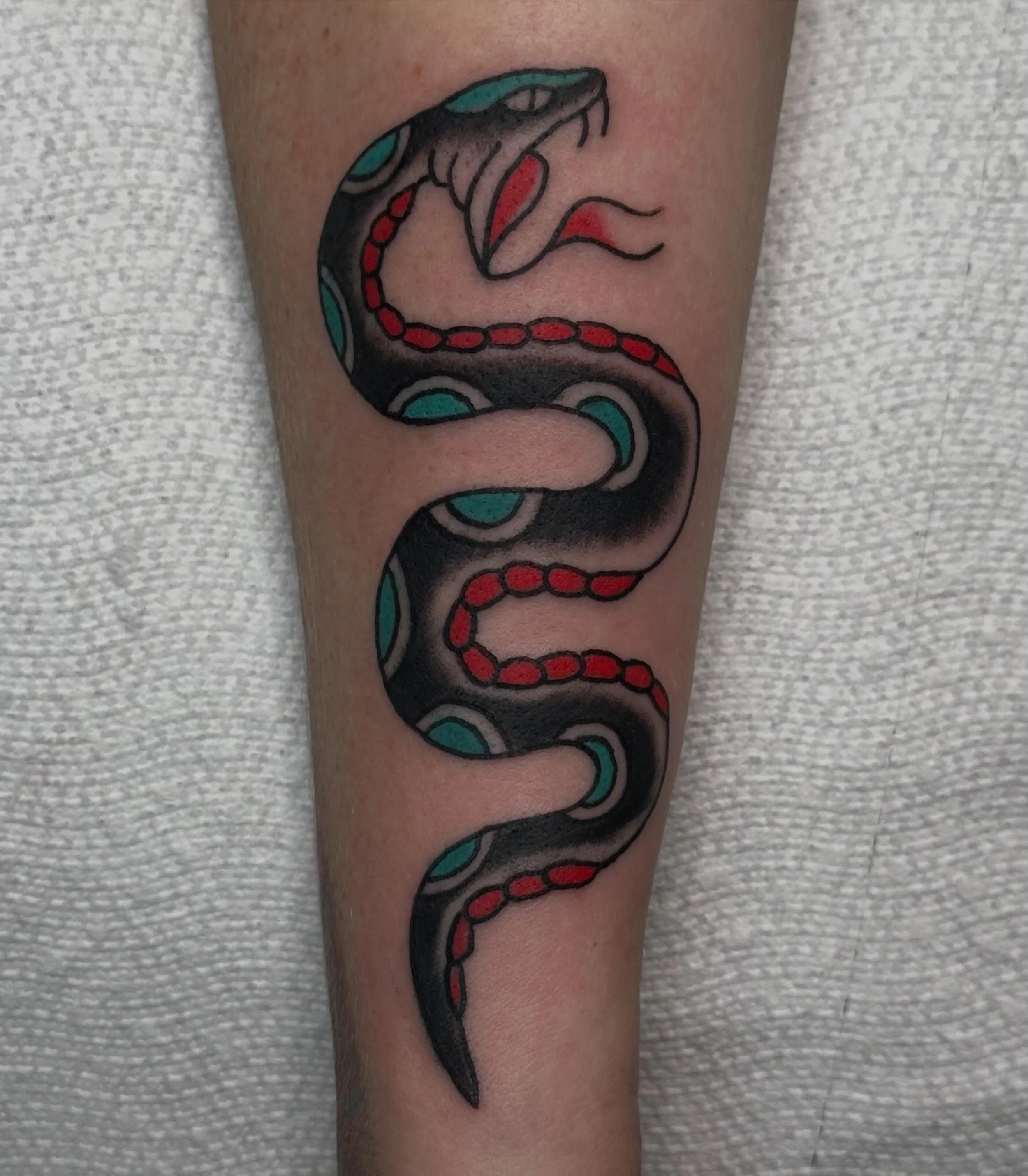 Sick trad snake done by @shanemccormicktattoos 
Reach out to an artist of choice to get on the books!
We take walk-ins as well!
Here 12-8 daily
see ya soon
(318)-562-3021☎️