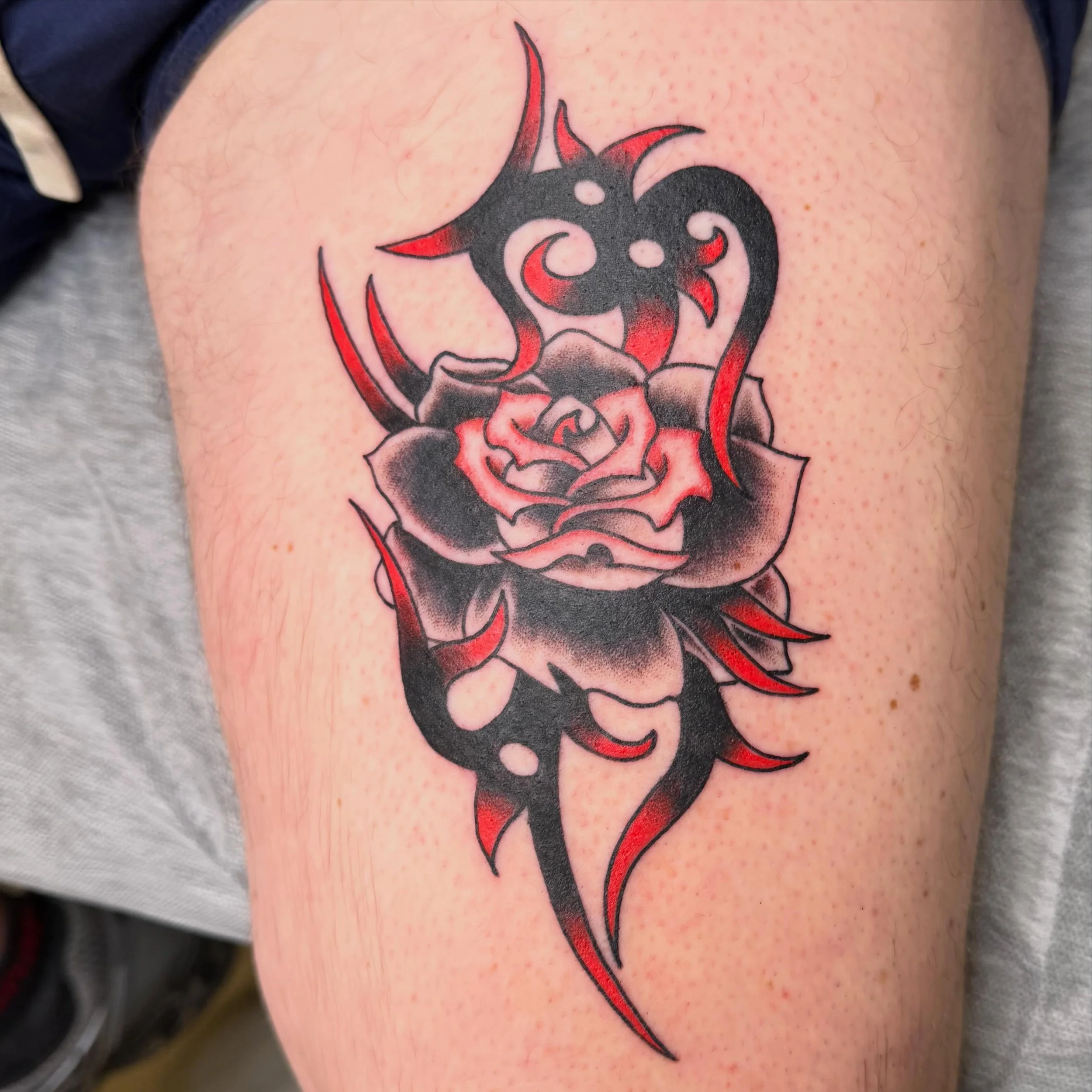 Rad tribal rose done by @zachary_i_reed 
Walk-ins welcome!
Here 12-8 daily 
(318)-562-3021☎️