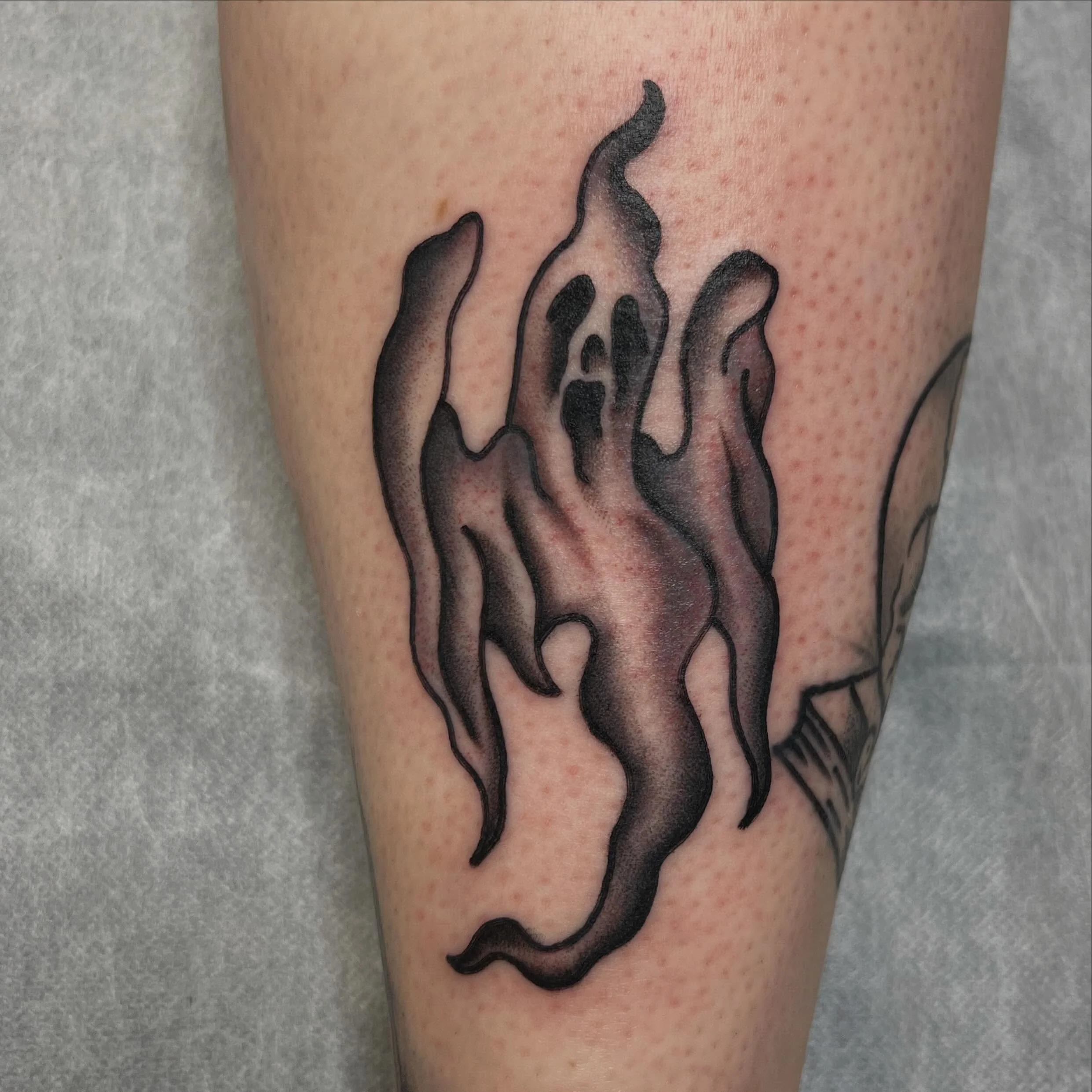 lil ghost done by @zachary_i_reed 
for appointments, reach out to your favorite artist directly!
We take walk-ins as well!
Here 12-8 daily
come on in and get somethin cool
(318)-562-3021☎️
