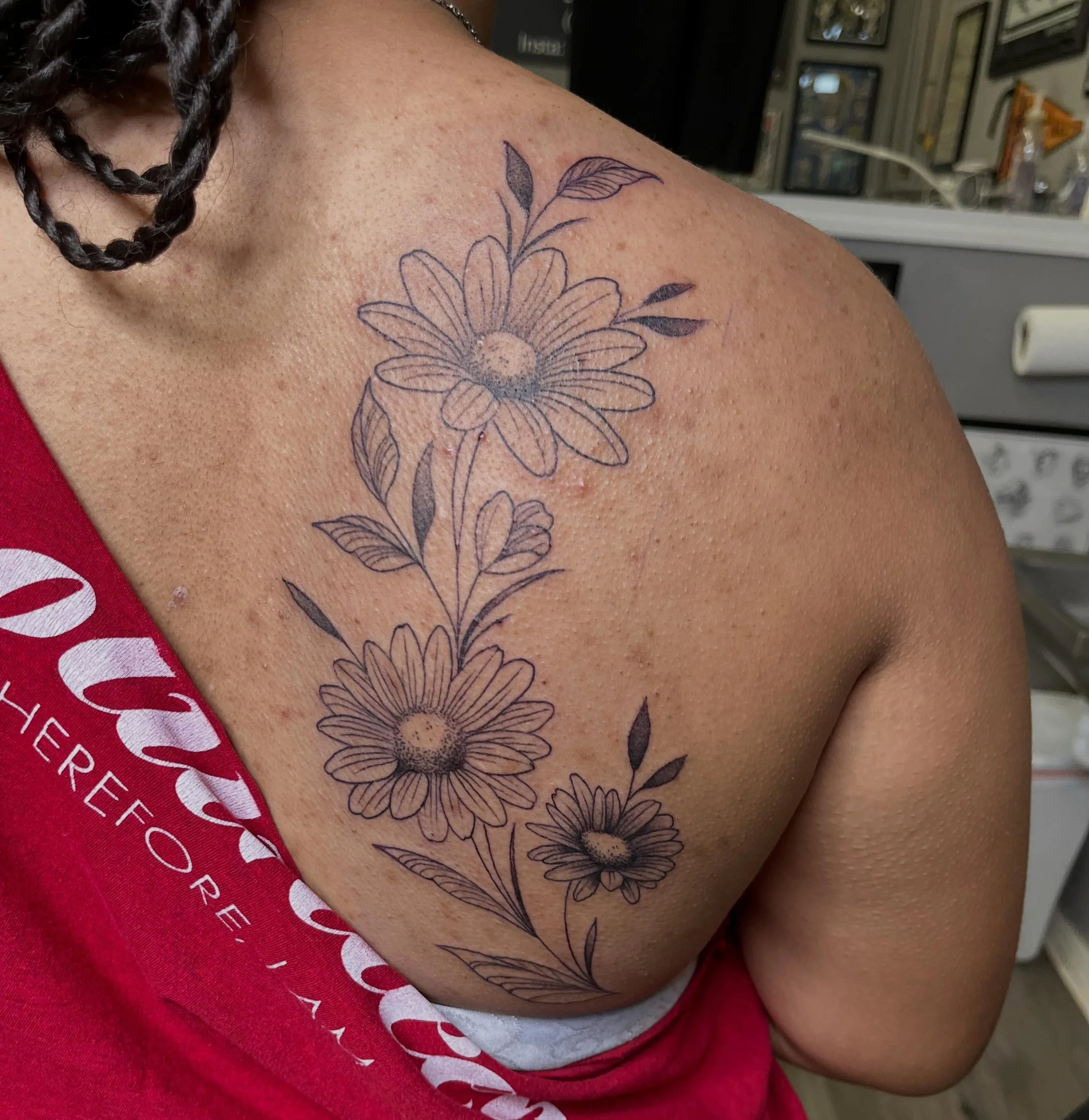 Some pretty flowers done by @urban_davinci 
#floraltattoos #shreveportla #backtattoo