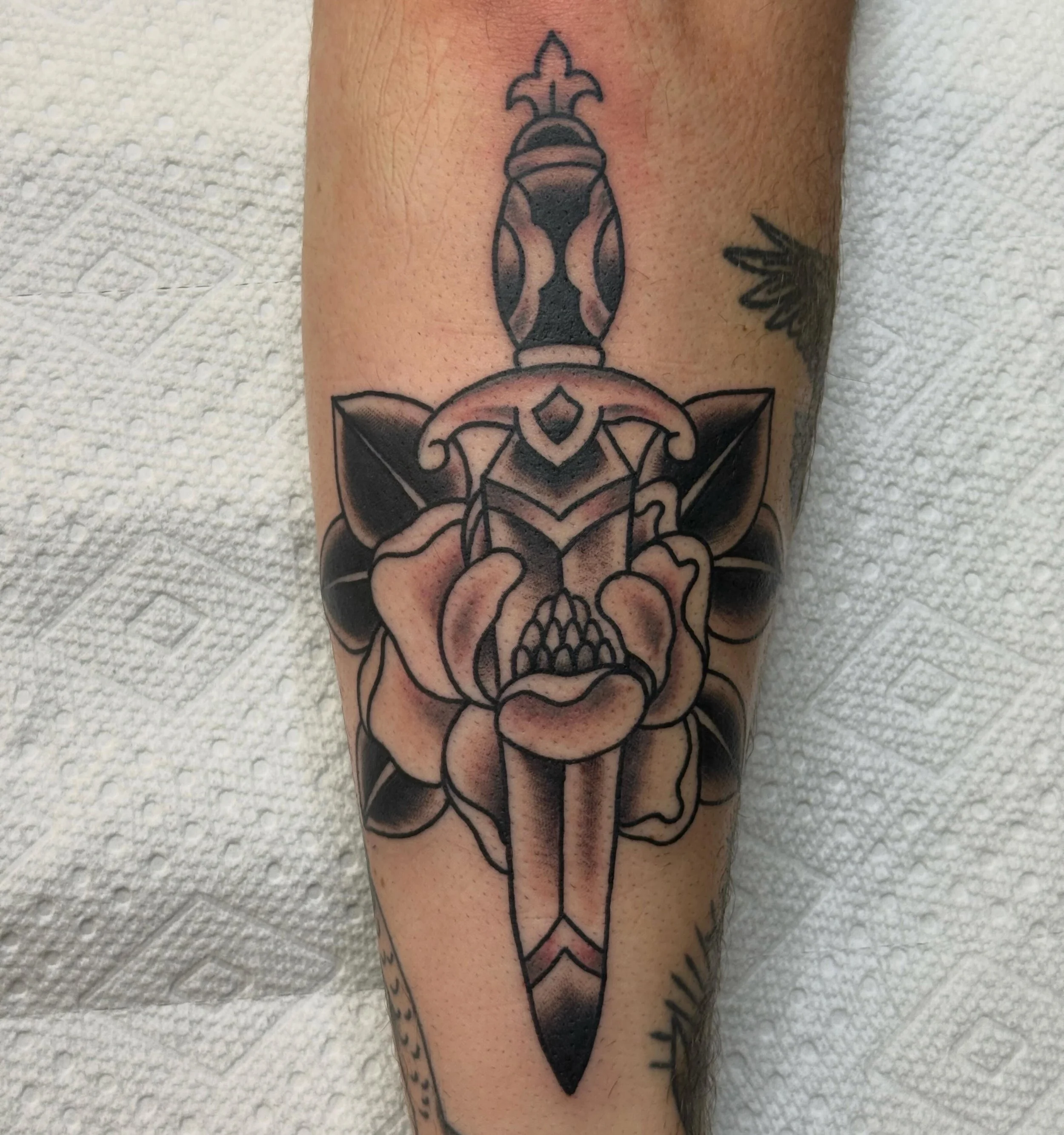 Lil classic dagger action done by @jeffpatterson_tattoo 
Reach out to your favorite artist to get an appointment scheduled!
Walk-ins always welcome
here 12-8 DAILY
(318)-562-3021☎️