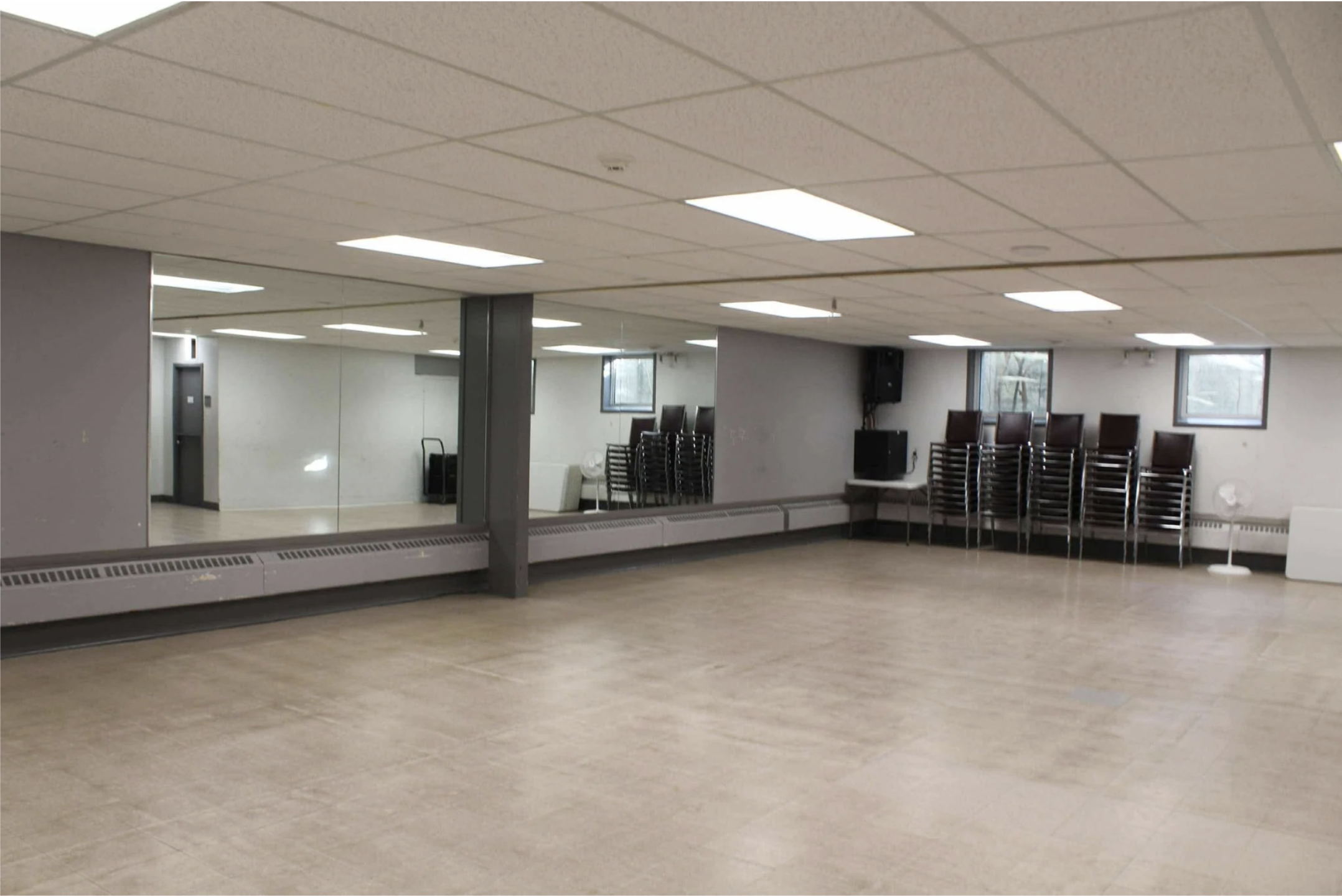 SALLE SS113 -
Capacité : 70 personnes
Commodités : tableau blanc, miroir et air climatisé
Coût : 57 $ de l’heure