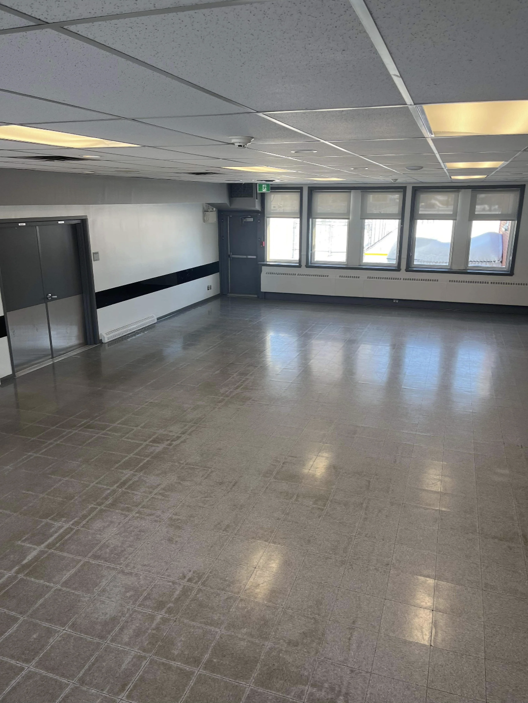 SALLE RC02 -
Capacité : 80 personnes
Commodités : Frigo doubles, évier, système de son, four à convection, air climatisé et projecteur avec écran $)
Coût : 57$ de l’heure