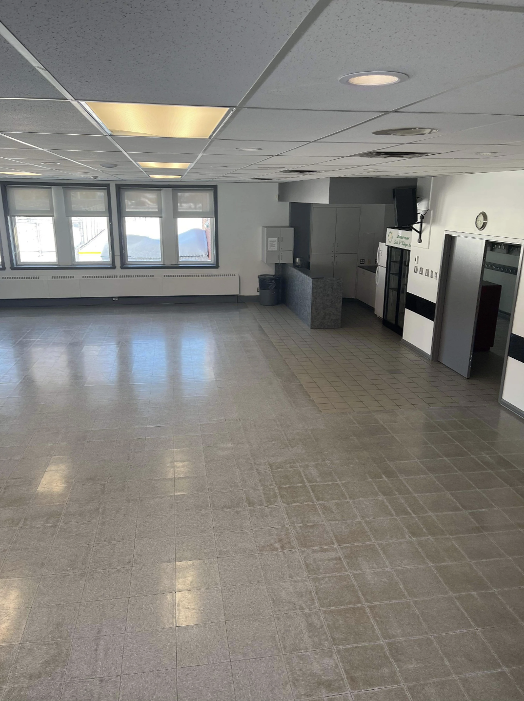 SALLE RC02 -
Capacité : 80 personnes
Commodités : Frigo doubles, évier, système de son, four à convection, air climatisé et projecteur avec écran $)
Coût : 57$ de l’heure