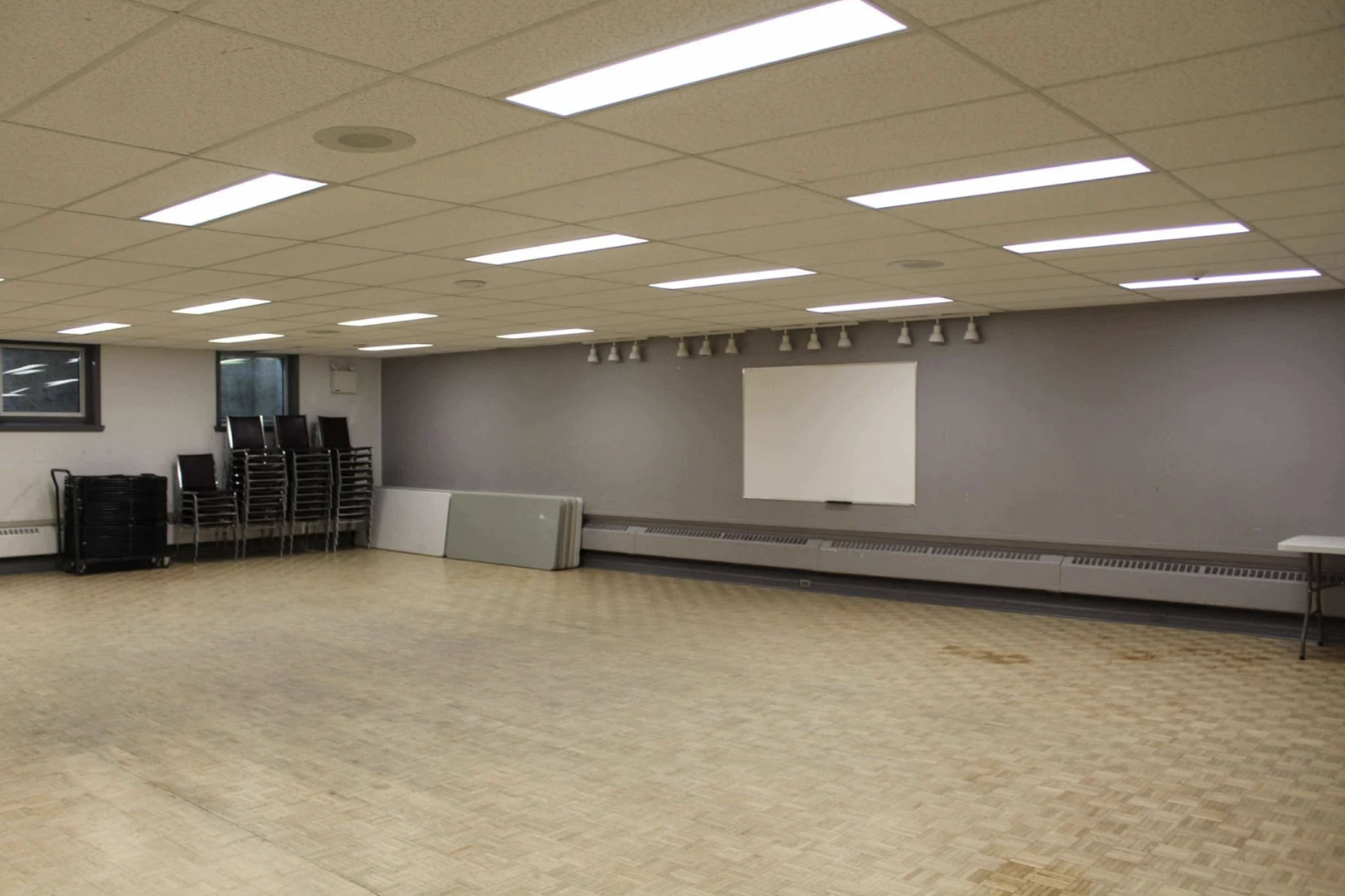 SALLE SS106 -

Capacité : 70 personnes
Commodités : tableau blanc, miroir et air climatisé
Coût : 57 $ de l’heure