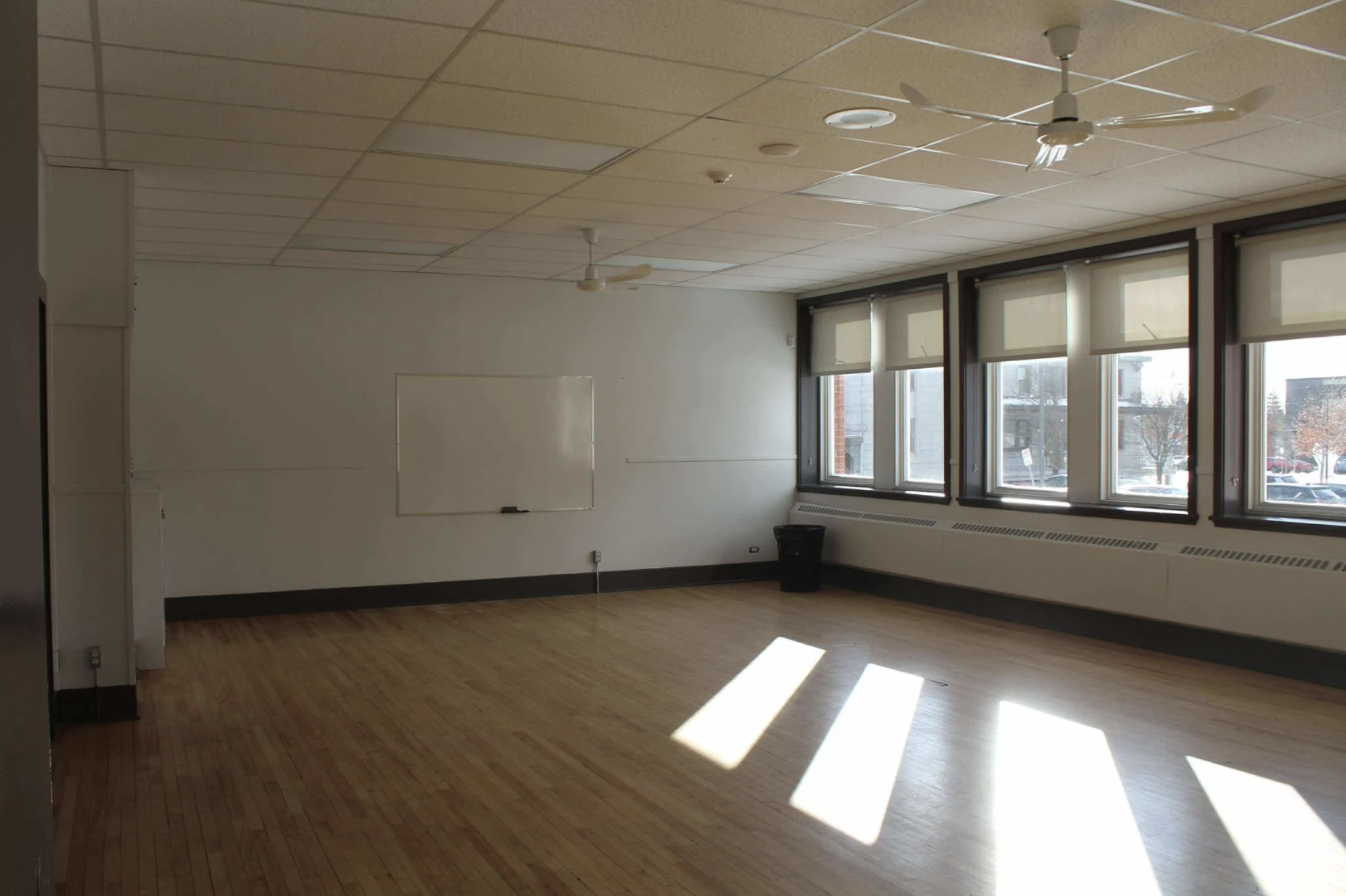 SALLE RC07  -
Capacité : 45 personnes
Commodités : tableau blanc, miroir et air climatisé
Coût : 50 $ de l’heure