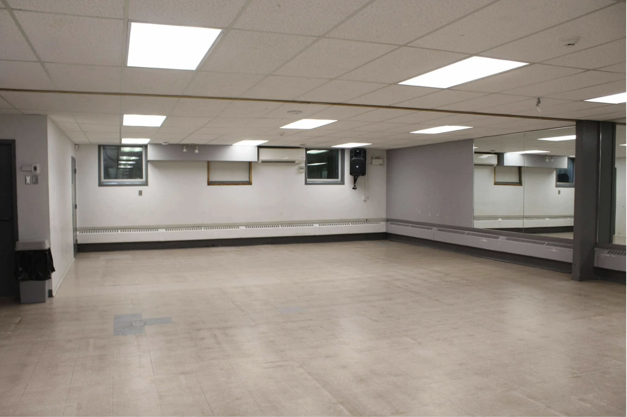 SALLE SS113 -
Capacité : 70 personnes
Commodités : tableau blanc, miroir et air climatisé
Coût : 57 $ de l’heure