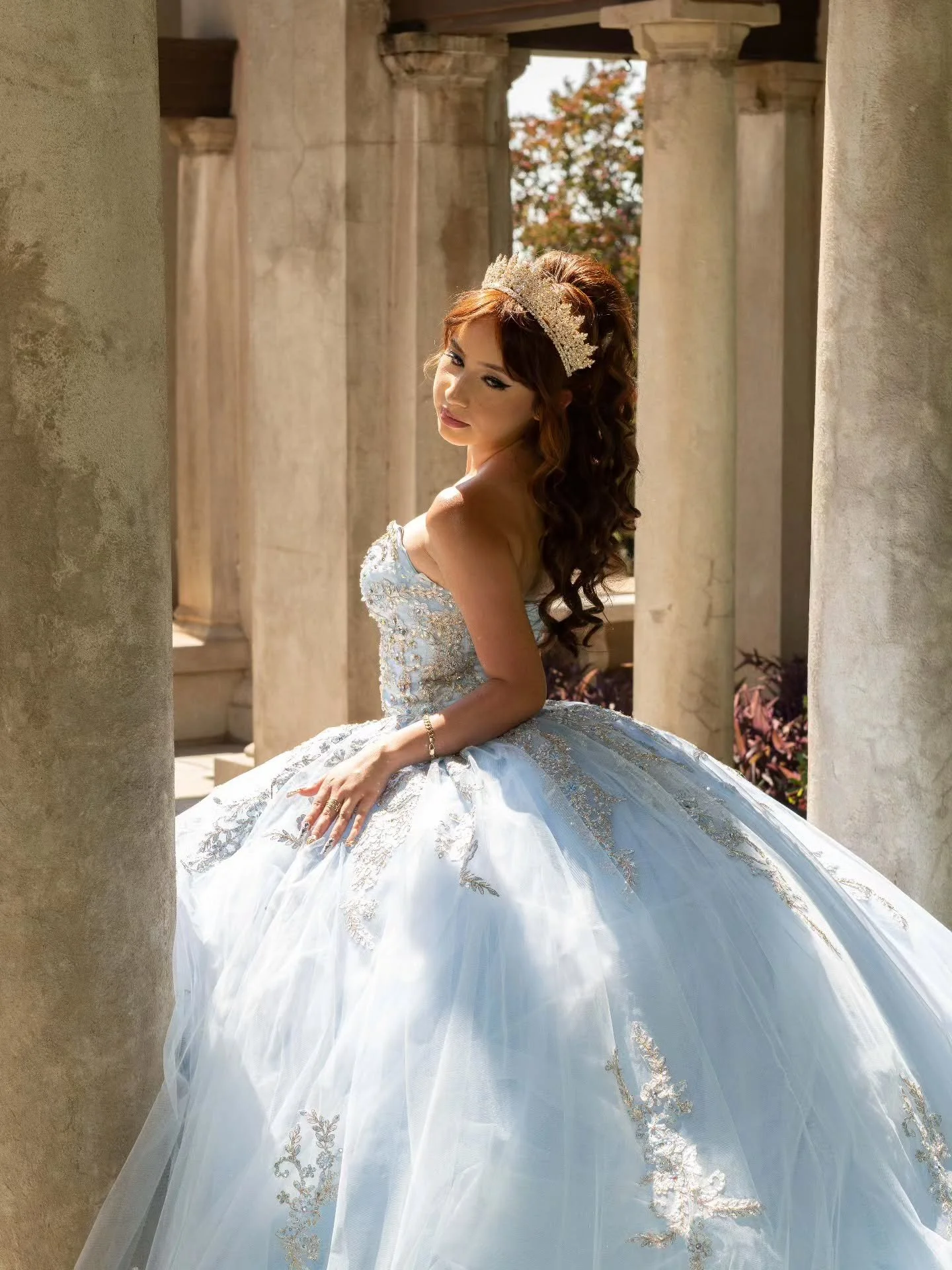 Light and Shadows 
Photography is composed of various elements. Light being the main one. 

#lightandshadows #photography #photographyasart #quincea&ntilde;era #quincedress #moments #quincepreshoot