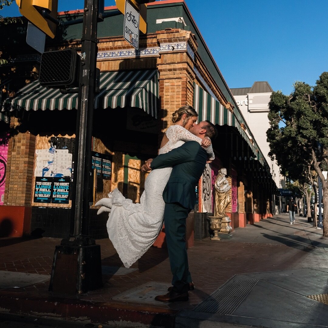 Photographs that narrate the trueessence of your special day. 
#blackhatstudio #weirdoweddingphotographers #weddingphotography #chicago #thesinclairongstreet #worldwidephotography #destinationwedding