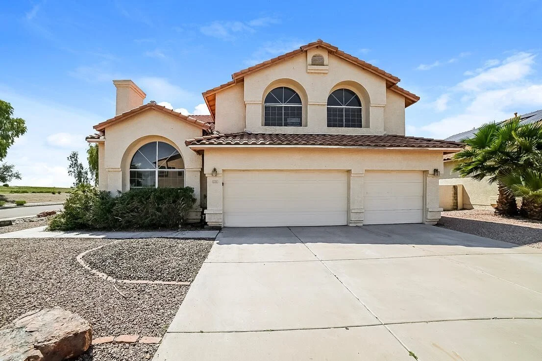 House shot in Avondale, AZ! 🏡 

#realestatephotography #realestatephotographer #realestatephoto #exteriorphotography #interiorphotography #realestatearizona #azrealestate