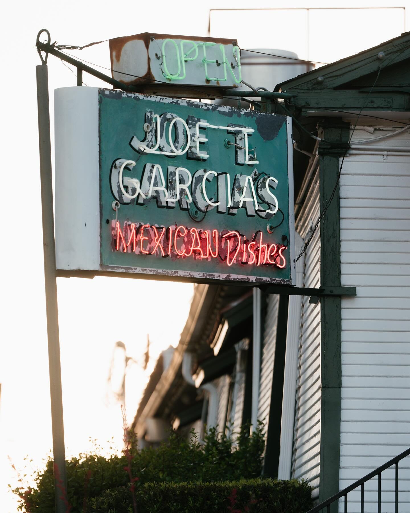🌺 The one, the only - @joetgarcias_ . If you&rsquo;re at all familiar with Fort Worth, Texas then no introduction is needed here. Get here early, stay late. It&rsquo;s a place like no other.

👇👇Answer me this: team fajitas or team enchiladas?

#fo