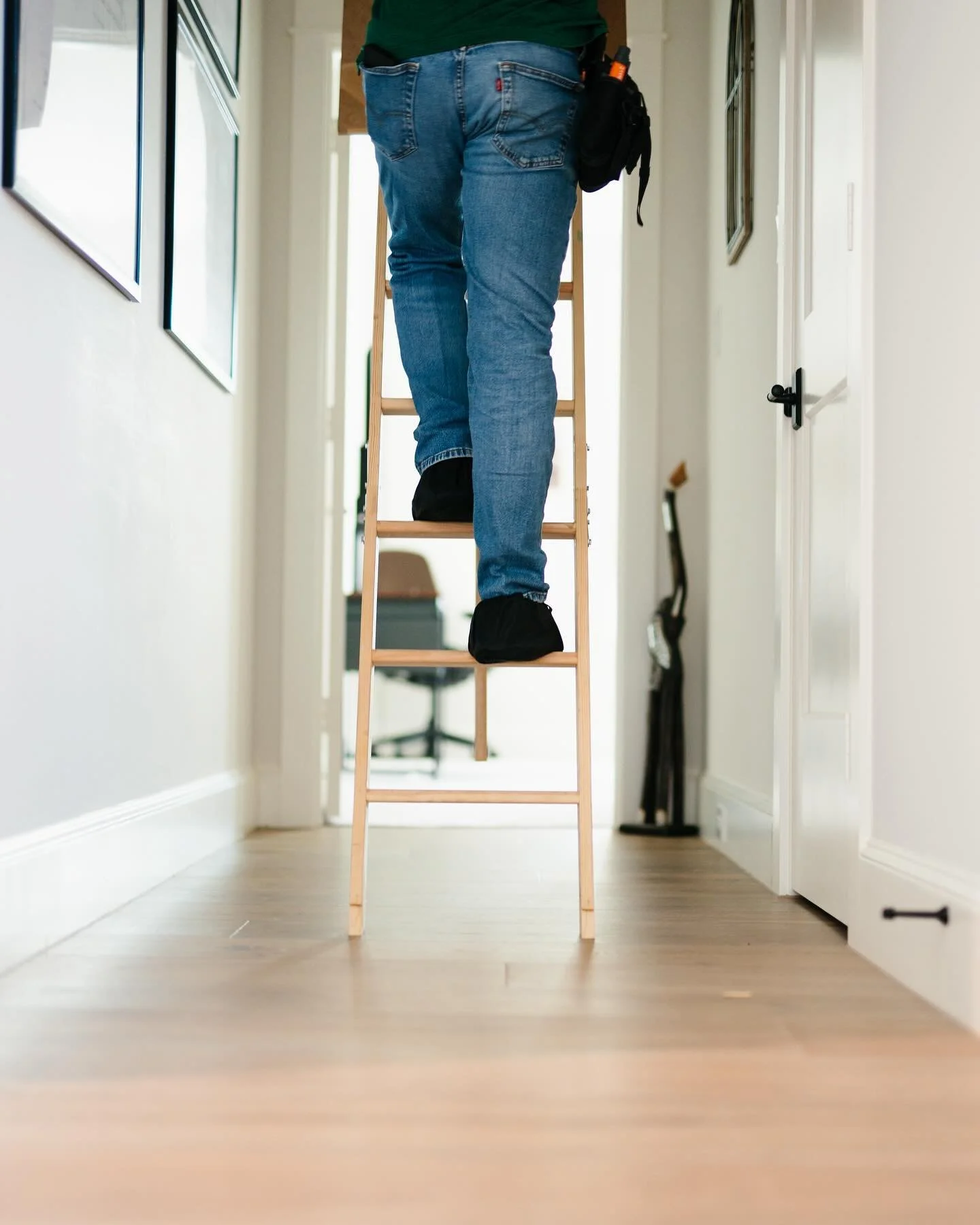 Had the chance to hang out with @greenworkstexas for the day with @6thavestorytelling and see all that they can do! 🪜 It was fun getting to crawl up in an attic for some of these shots 😂