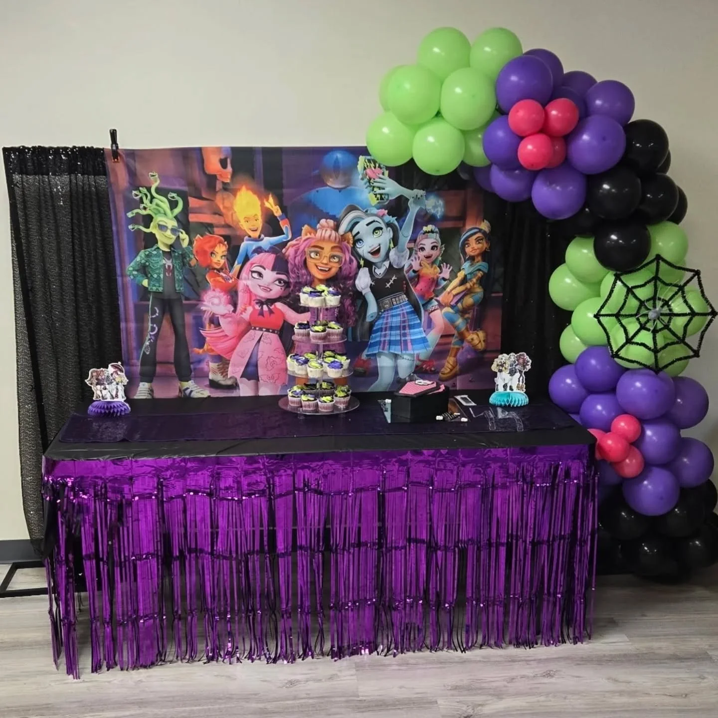 We had a Monster High fan last weekend! 

This was a Works Party Package with a visit from @scales.feathers.fur.ma !!
And they brought in Draculara who the kids had a blast dancing with!

They also brought in this awesome coffin cake!