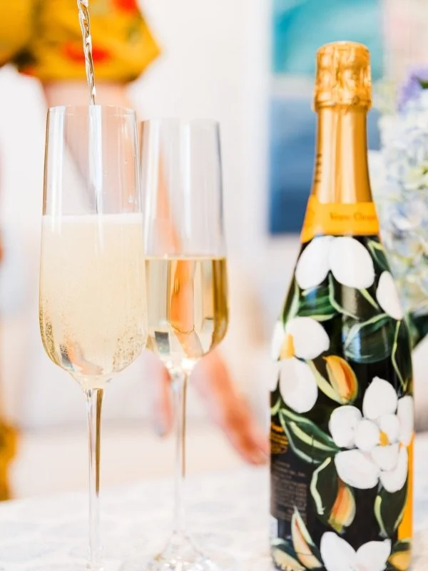Houston locals: pre-orders are now available for hand panted champagne bottles! This Mother&rsquo;s Day Special includes:
🎁Discounted pricing (artwork + bottle)
🎨Your choice between 1 of 4 original floral designs
🖊️Blank floral notecard
🥂 Instruc