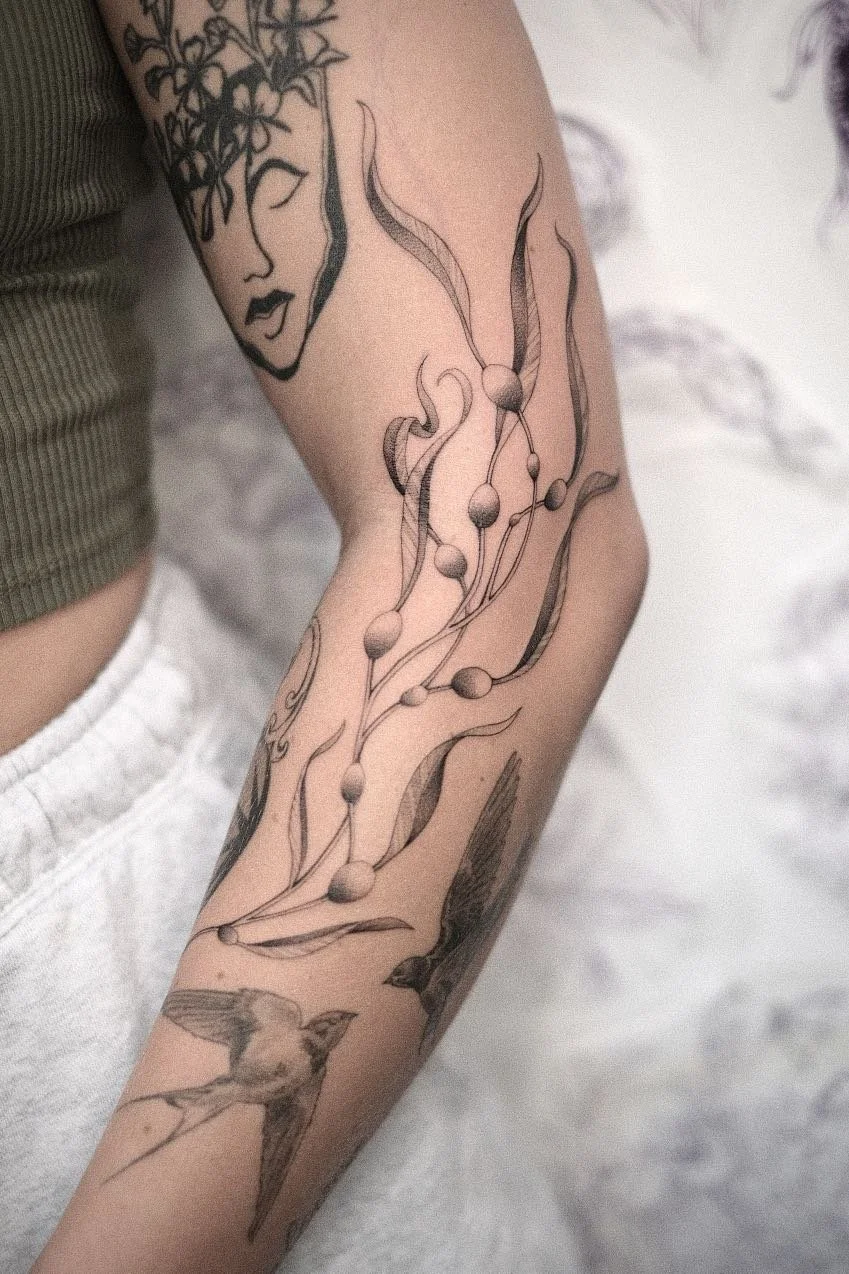 11_IzzyKellar_Portfolio_GuruTattoo.JPG
