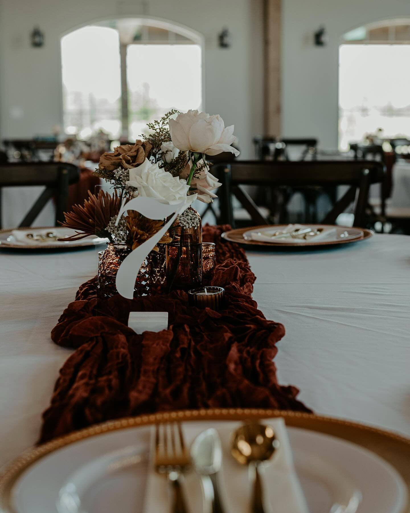 The most elegant way to dress up the bud vase centerpiece. 😍

Photography by @jordynreneephoto