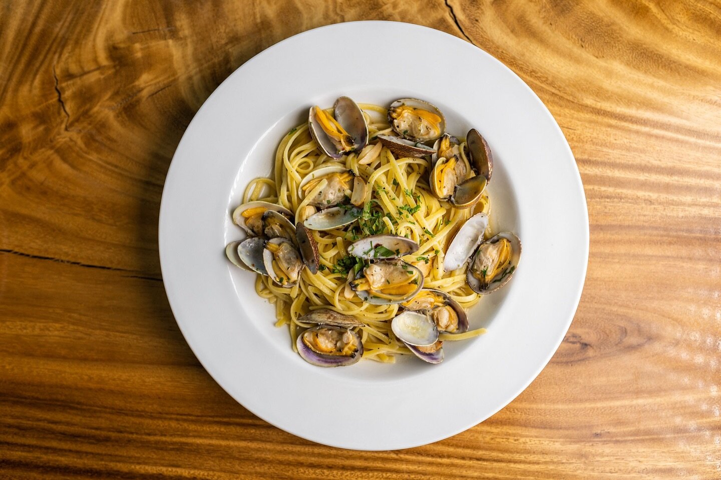 The perfect midday meal.

A classic dish, our Linguine Vongole features al dente linguine balanced by rich yet simple flavors of our fresh herbs, garlic, chili flakes, and succulent and savory clams. 

Join us for lunch served daily from 11am - 3pm.
