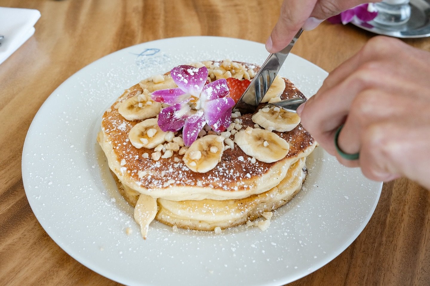 Our banana macadamia nut pancakes are the perfect way to kick off your mornings in paradise.
・・・
@pescawaikikijp @ilikai_chapel @ilikaihotel @aquaaston #PESCAWaikikiBeach