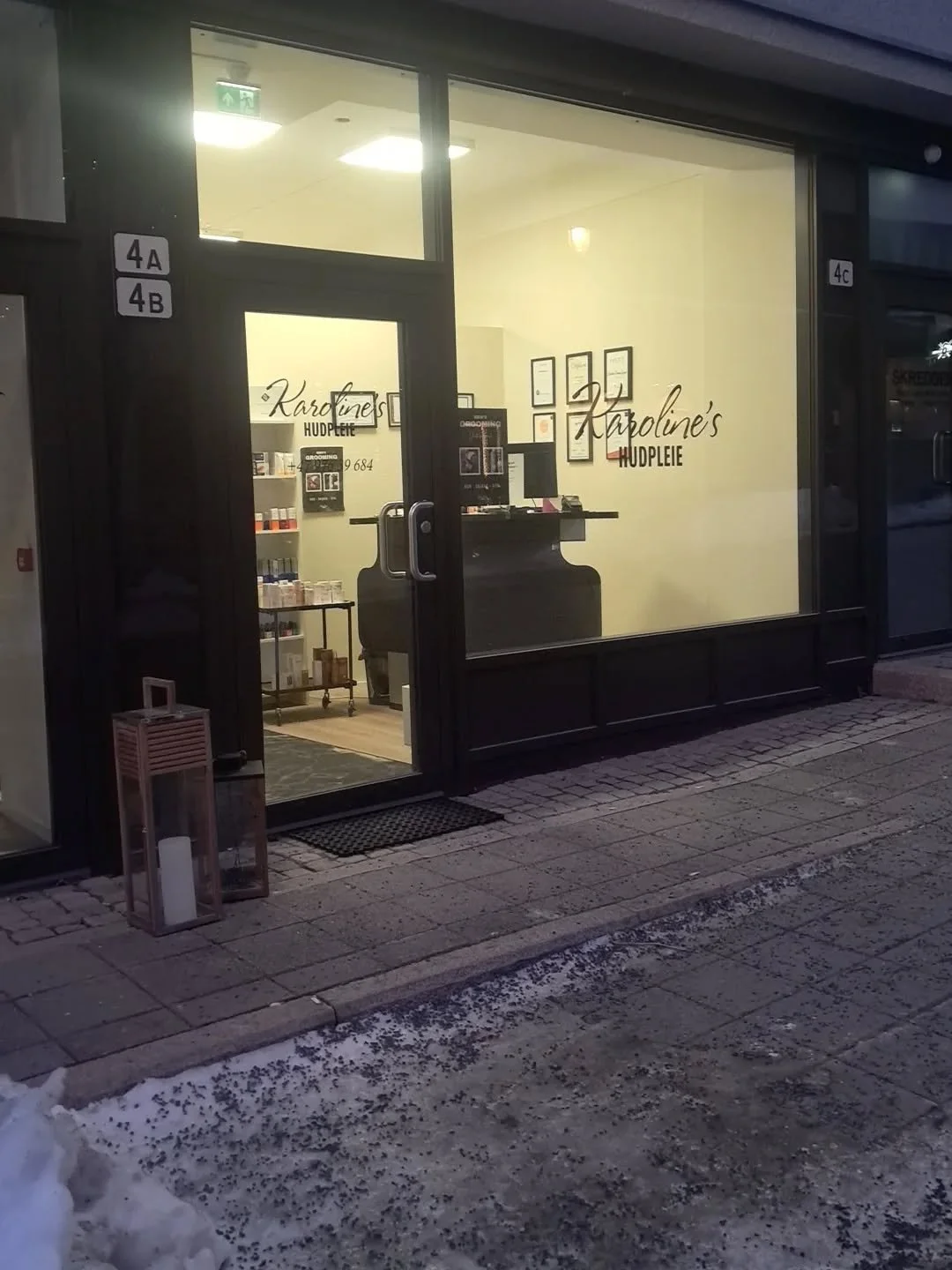 Tirsdag har vi &aring;pent 8-18.30🤩
Velkommen innom.

I dag er det muligheter for noe "drop-in" hos Raminta 🙂

https://www.karolineshudpleie.no/
#&aring;pningstider #skj&oslash;nnhetogvelv&aelig;re #skincare #dropin @fiin_studio @honefoss