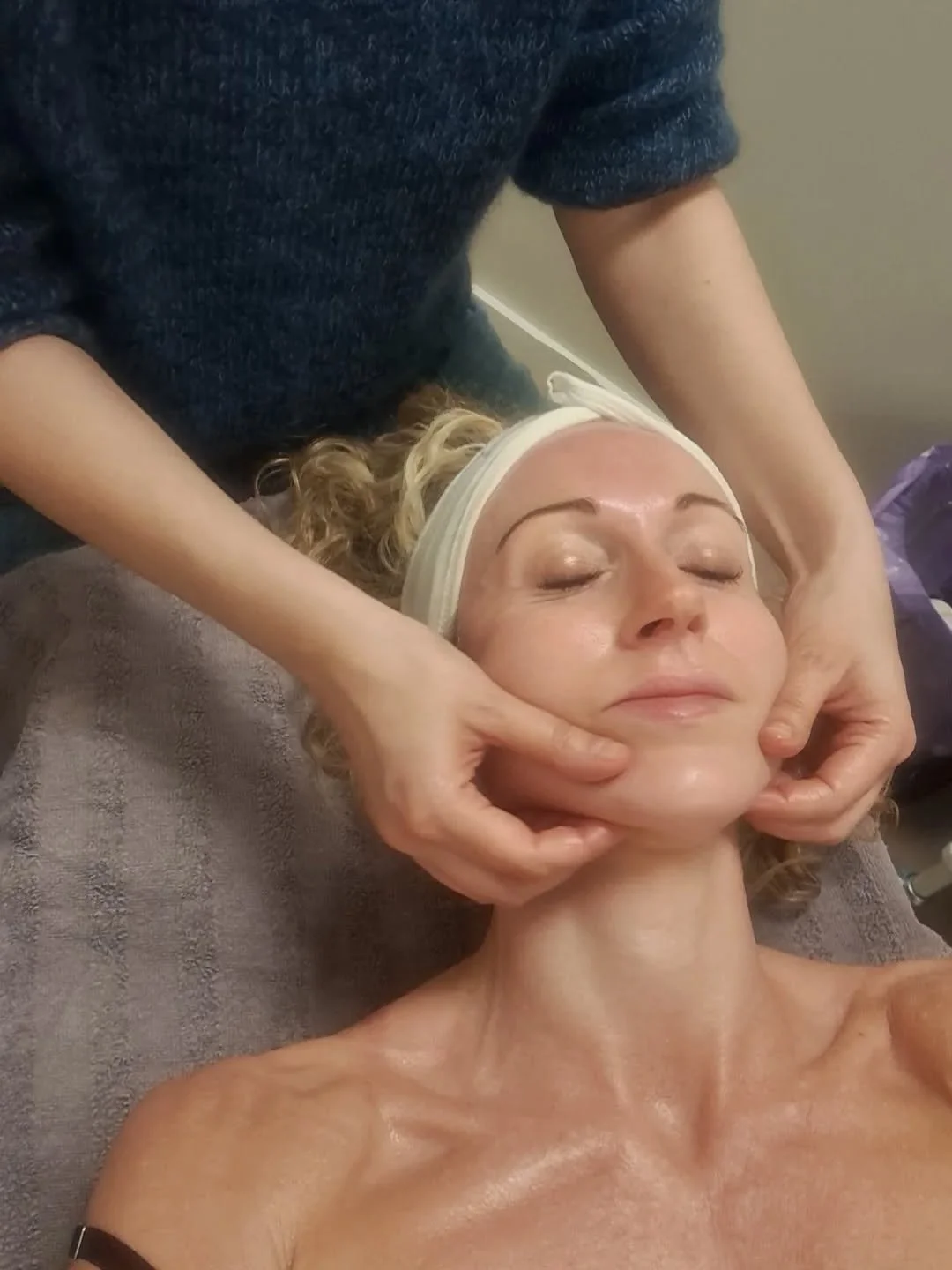 Testet deilig ansiktsmassasje hos Liliia😍
Oppstrammende, &oslash;ker blodsirkulasjon og reduserer spenninger i ansiktet. 

60-70min
Pris 850kr

Book time hos henne her
https://www.karolineshudpleie.no/

Eller kontakt oss her,eller p&aring; 97639684
