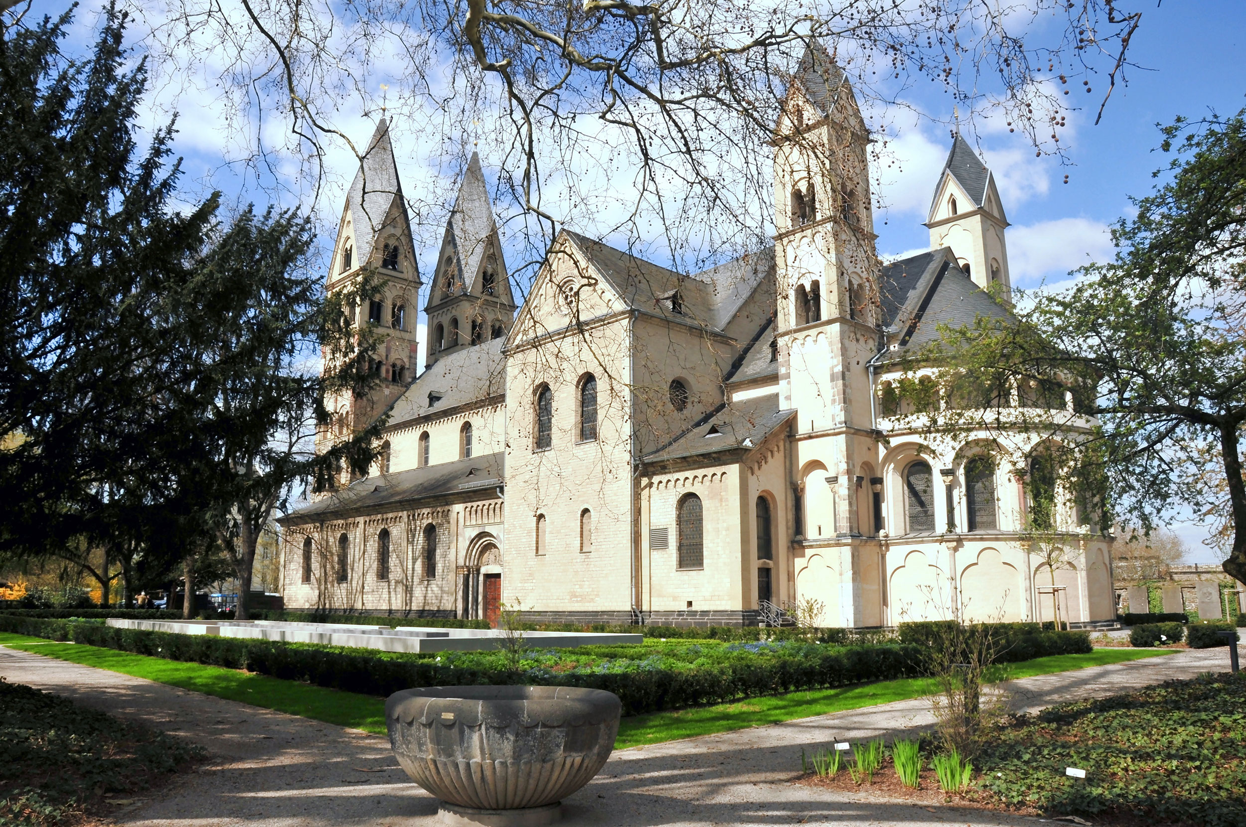 Basilika-St.-Kastor-von-Süd.jpg