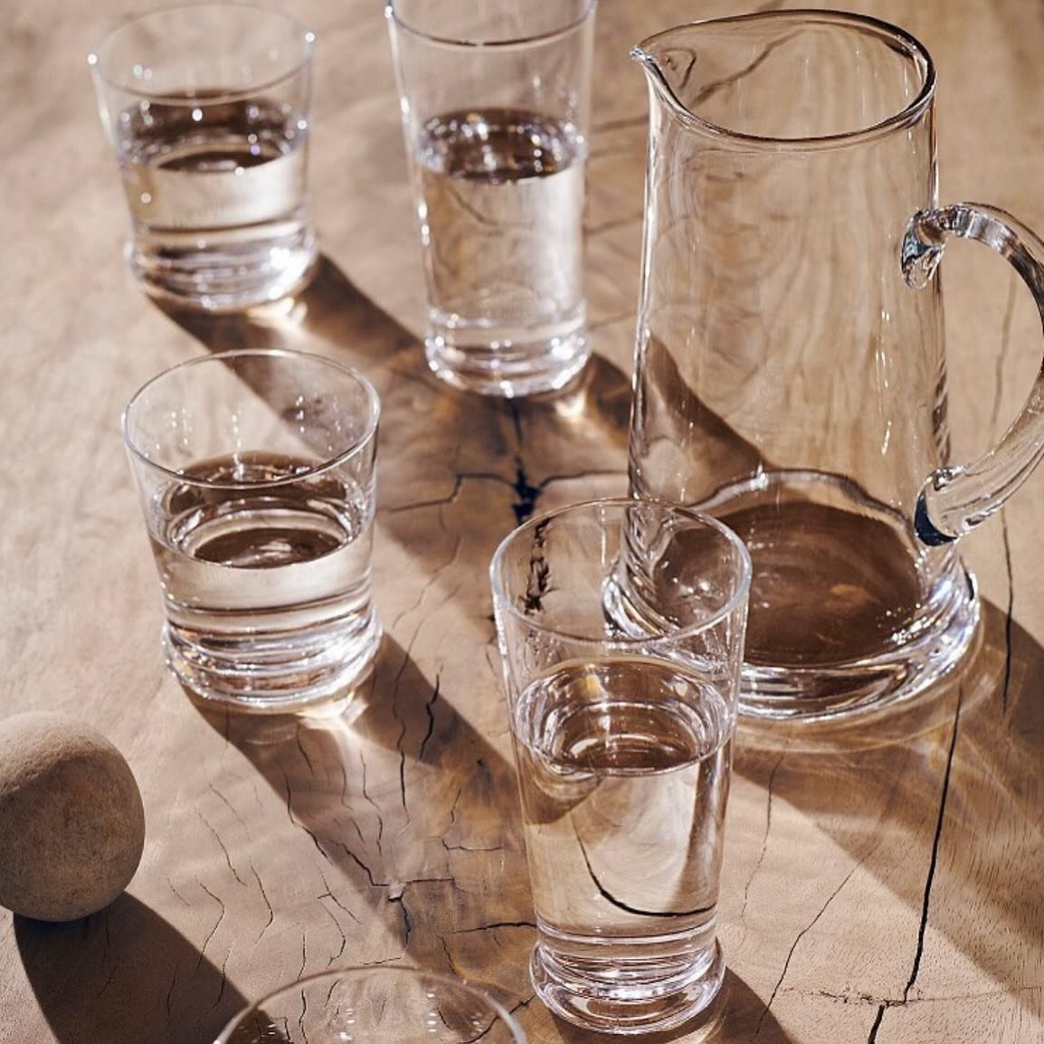 Ralph Lauren Home, Ethan Glass Collection

Den vakre glass-kolleksjonen passer perfekt til litt uformelle samlinger, grillfesten eller p&aring; sommerhuset.
Kolleksjonen inneholder ogs&aring; en lekker mugge, sk&aring;l til is biter og kakefat

#ralp