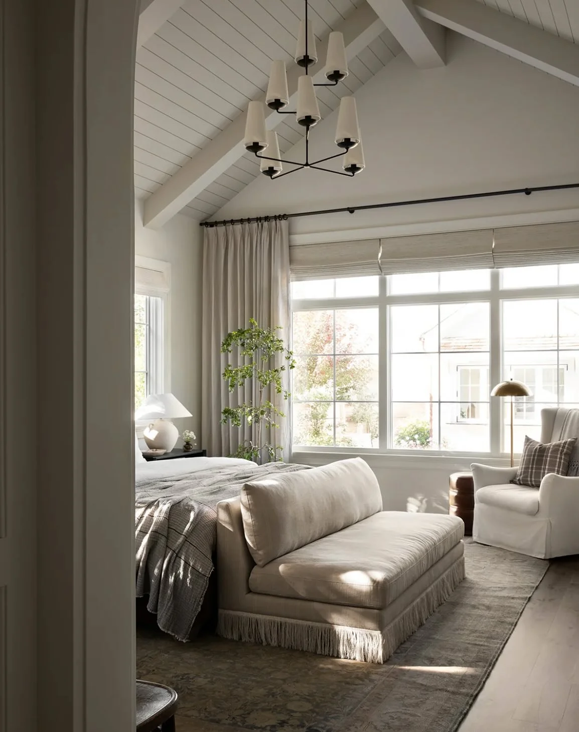 Aerin, Fontaine Vertikal Chandelier 

Den vakre lysekronen er perfekt til et trappel&oslash;p eller et rom med god takh&oslash;yde. Med sin elegante og skulpturelle form er det et blikkfang og gir interi&oslash;ret det lille ekstra.

Lampen kan lever