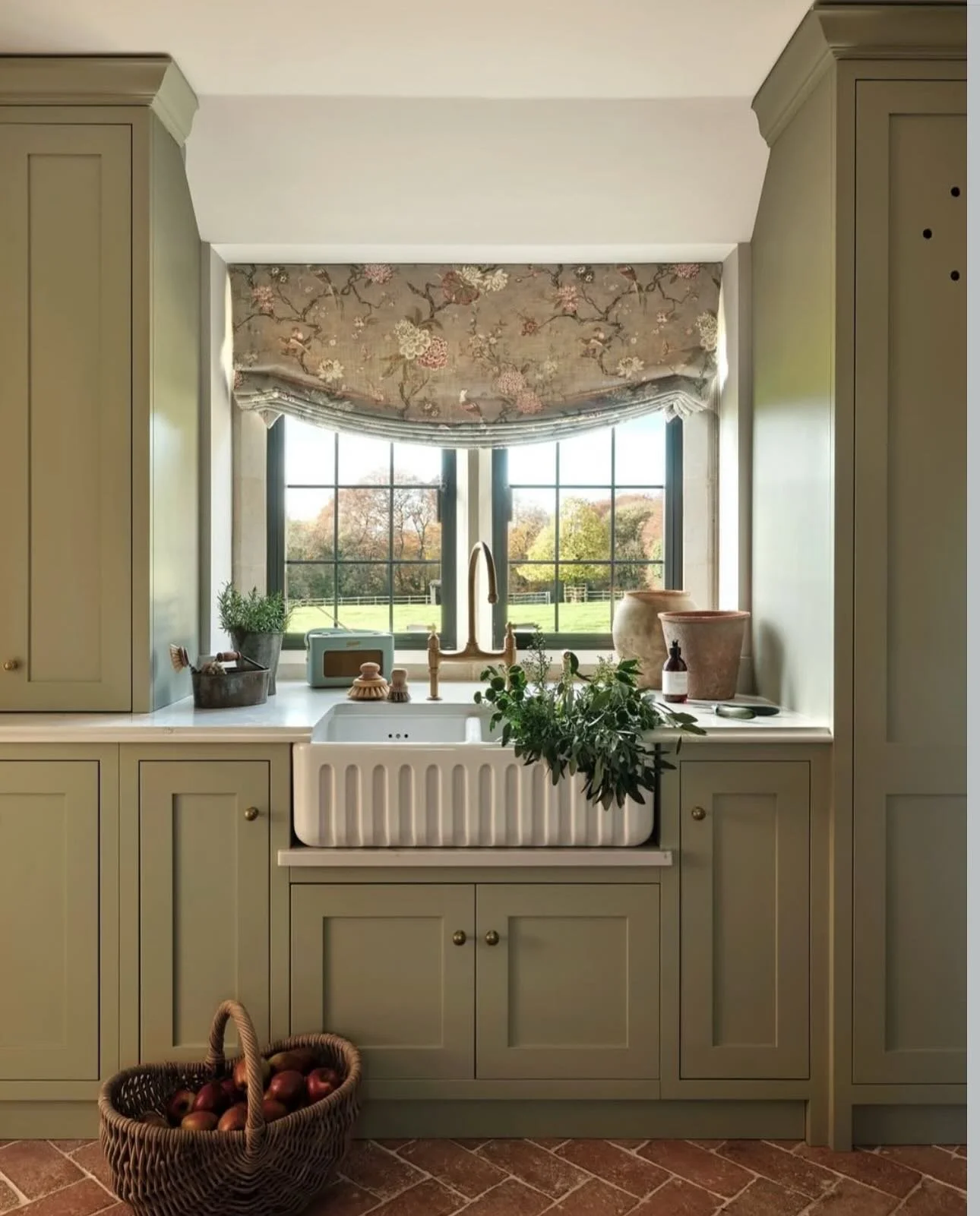 Vi f&oslash;rer alle de vakre tekstilene og tapetene fra GP &amp; J Baker

@gpjbaker @poesiinterior 

#gpjbaker #textiles #interiorinspiration #kitchen
