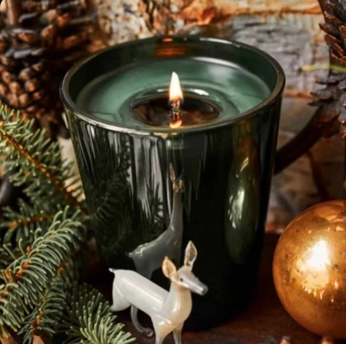N&aring; har vi f&aring;tt inn Ralph Lauren Holiday Candle og Bedford Candle. 
Holiday Candle har en deilig blanding av duften av rips, eineb&aelig;r, og gr&oslash;nne n&aring;letr&aelig;r.
Bedford Candle har en frisk duft av furun&aring;ler, eineb&a